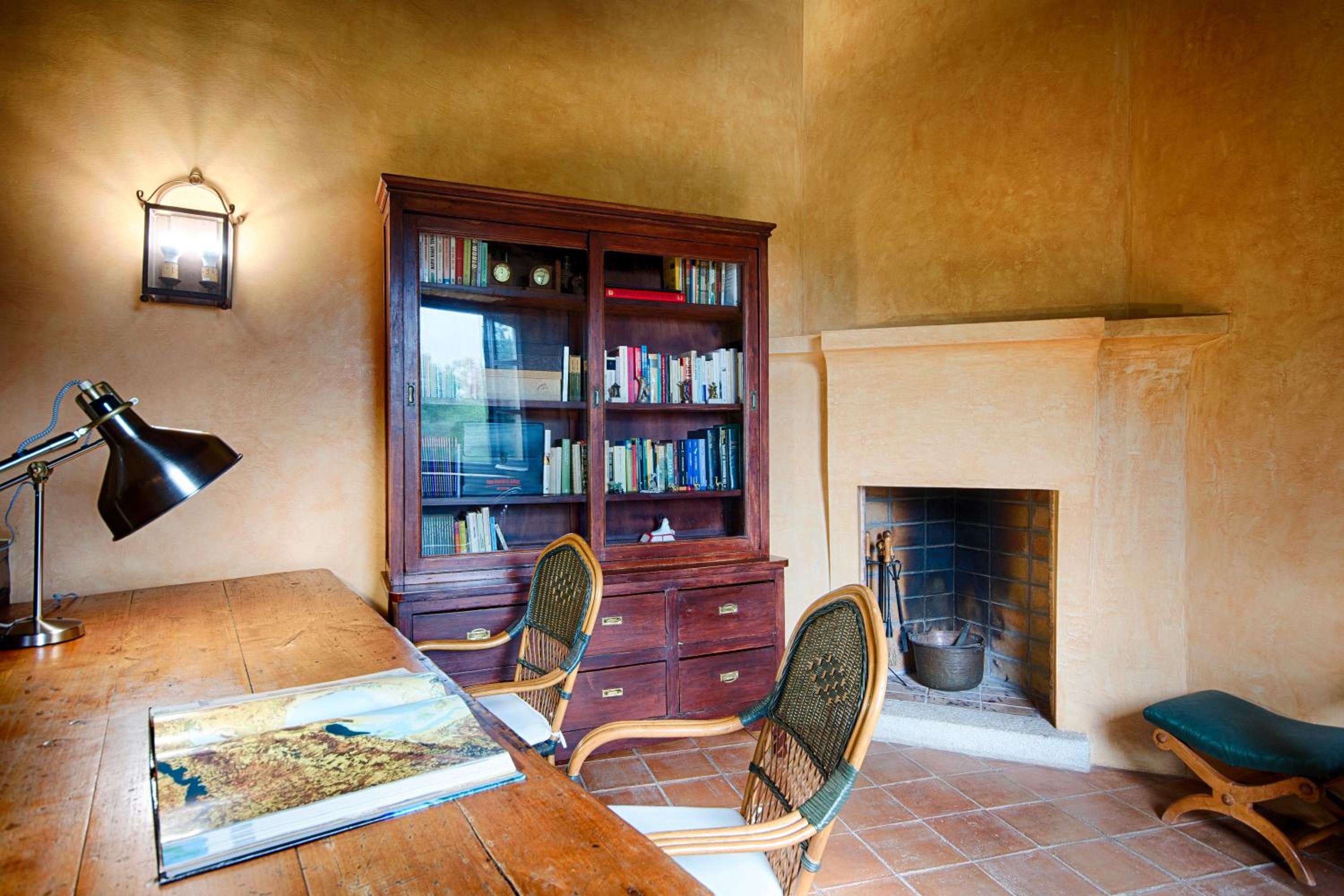 Eight-Bedroom House photo 2