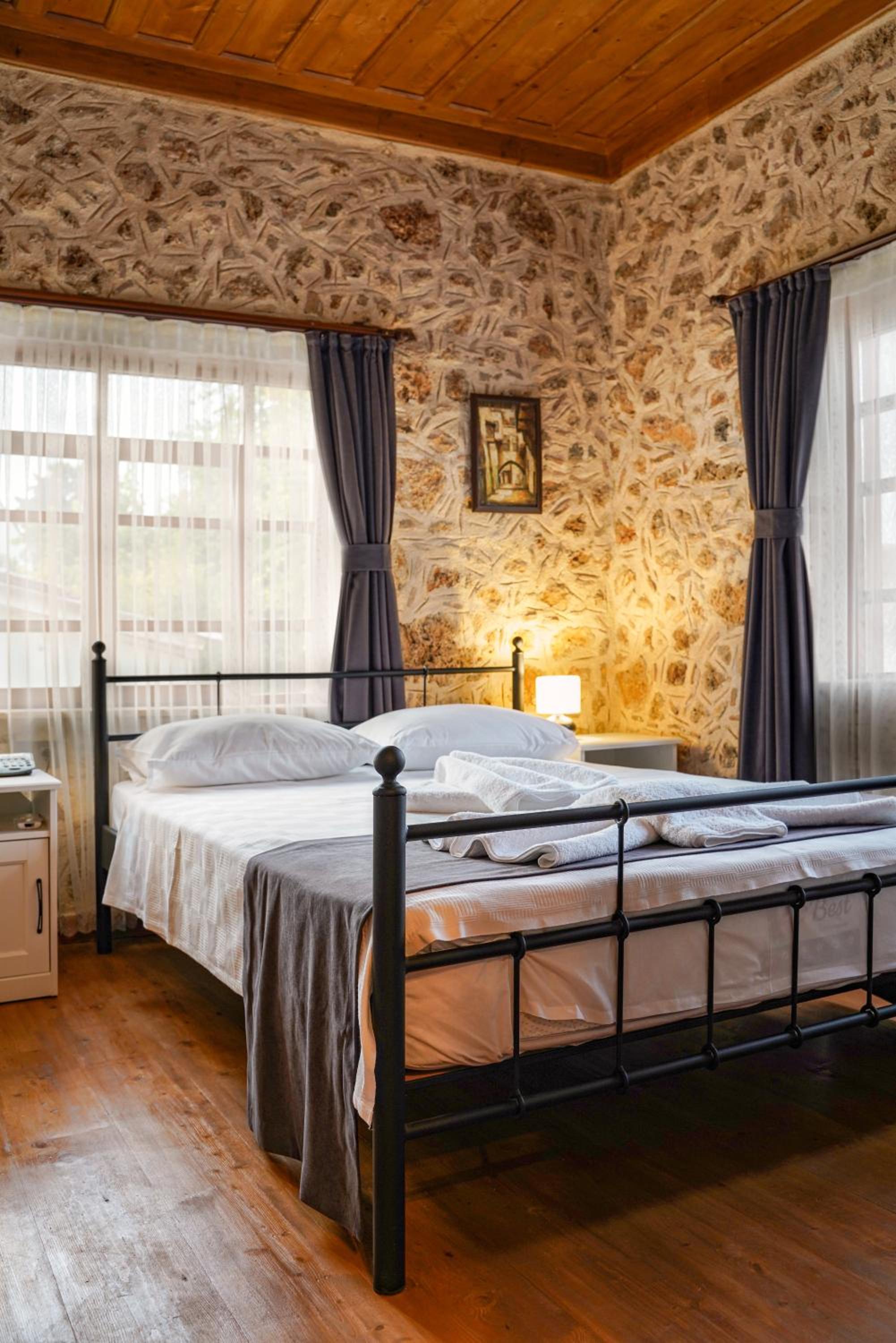 Deluxe Double Room (2 Adults + 1 Child)