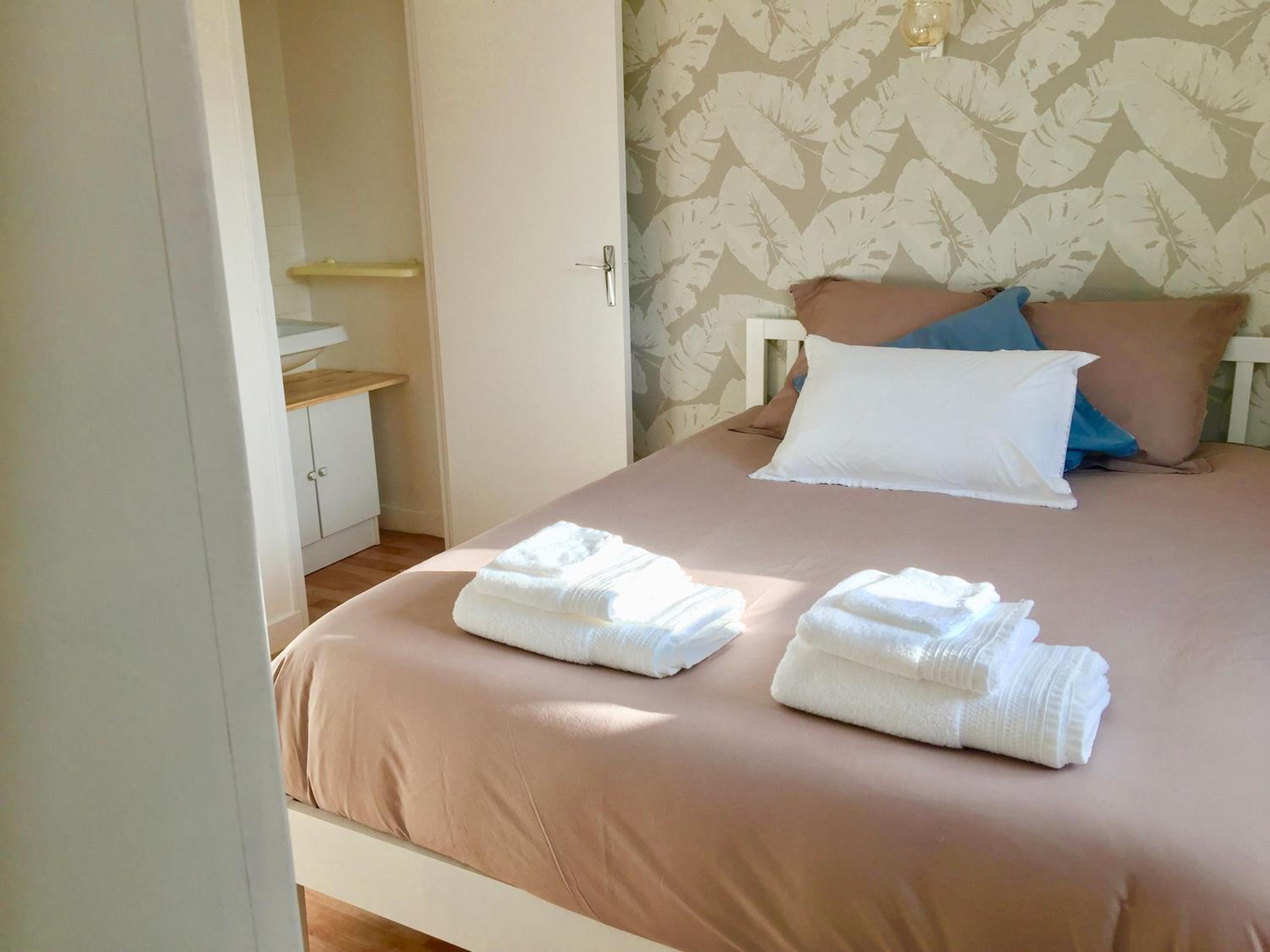 Double Room with Private External Bathroom - Photo 15