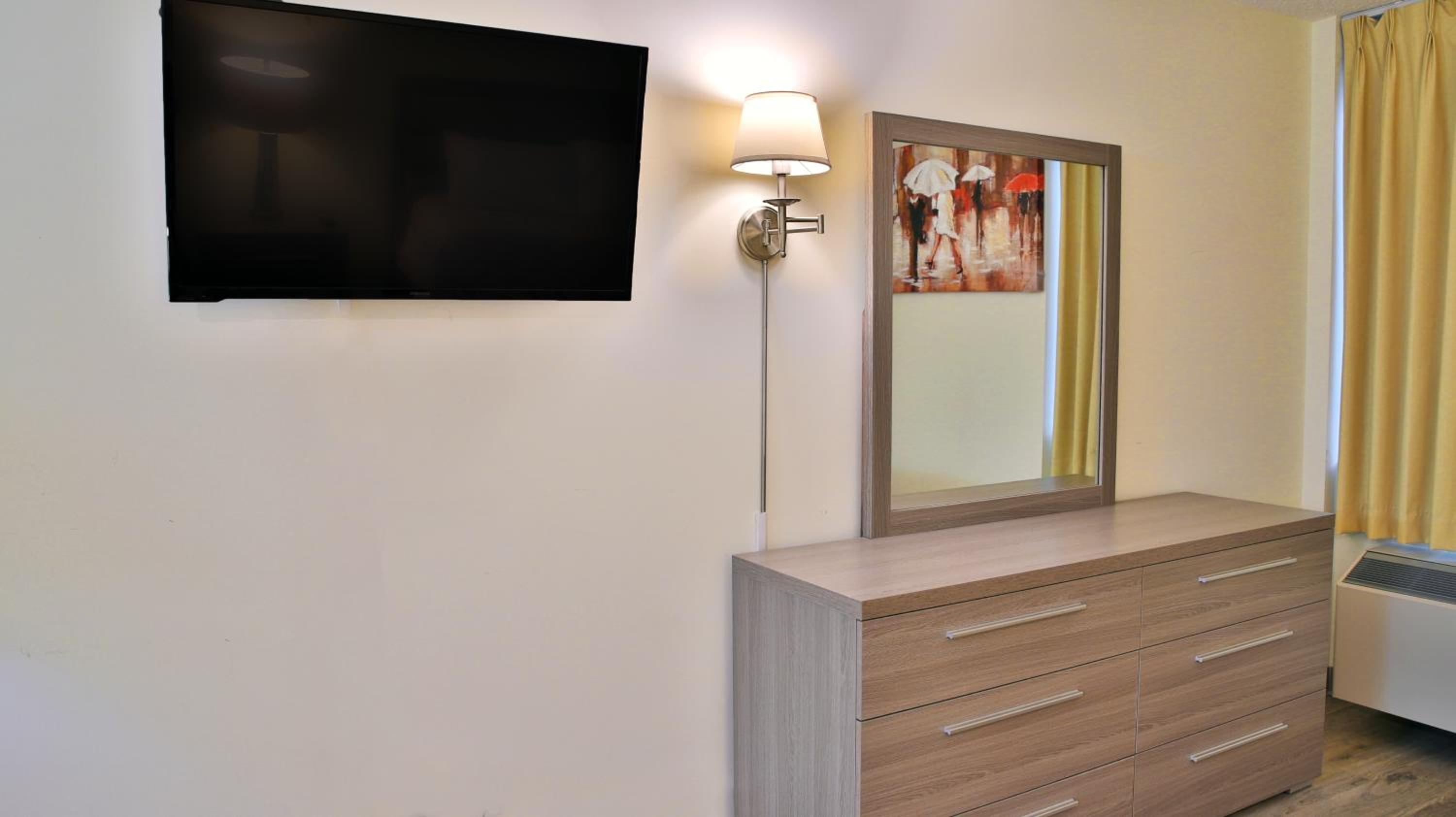 One Queen Bed with Jacuzzi - Photo 6