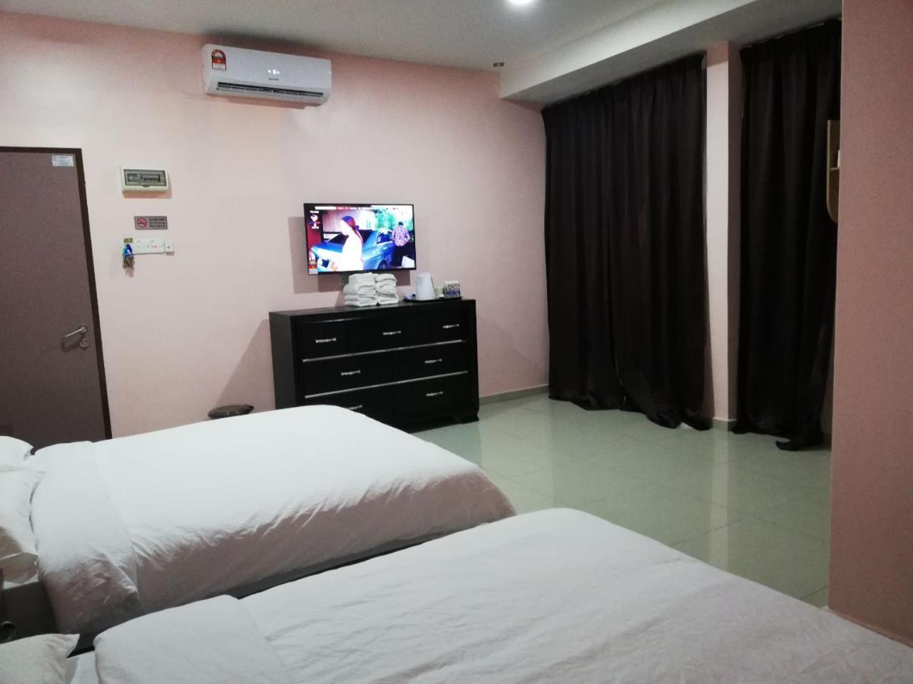 Deluxe Queen Room with Two Queen Beds photo 2