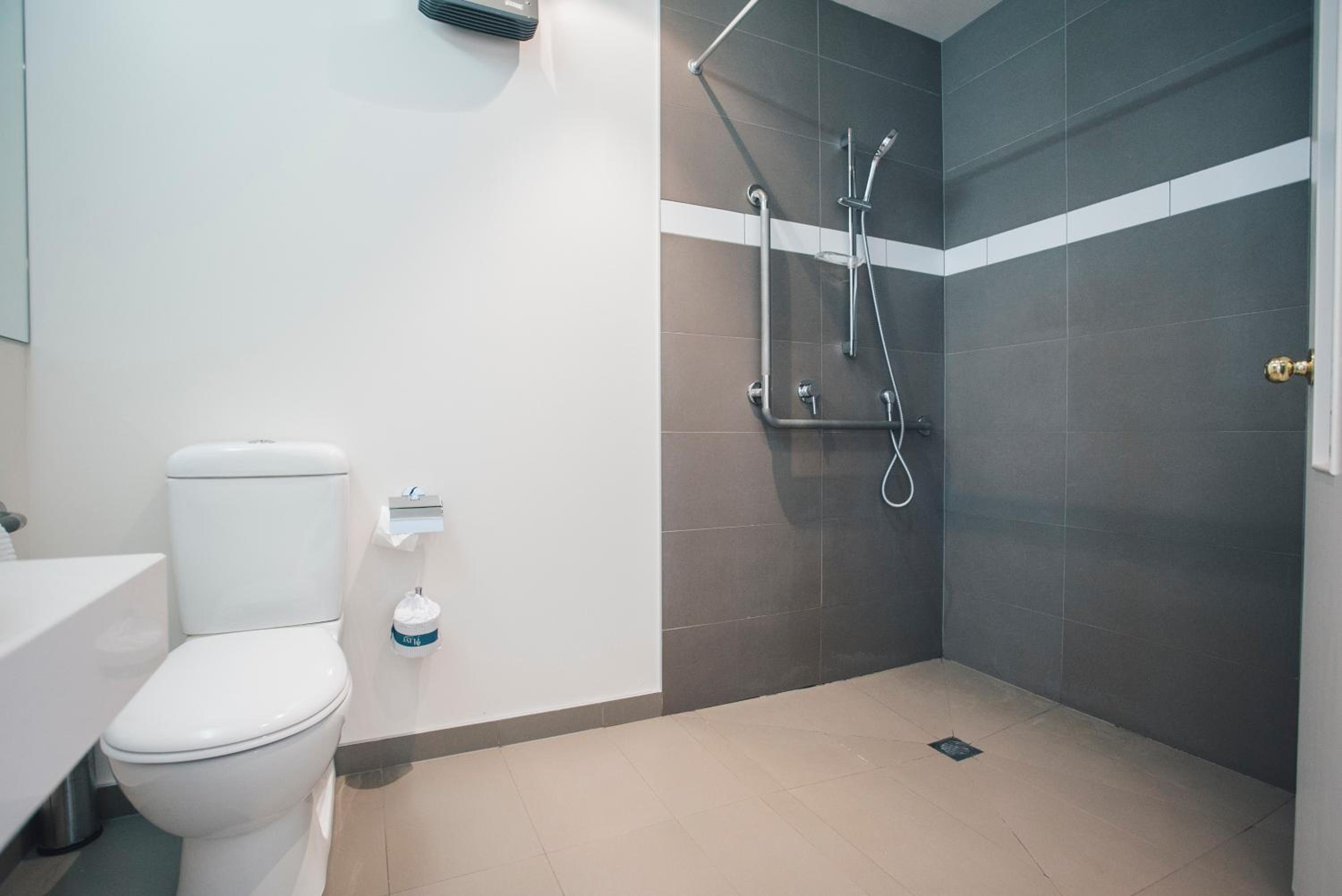 Lake View Studio Hotel Room with Ensuite Bathroom - Photo 6