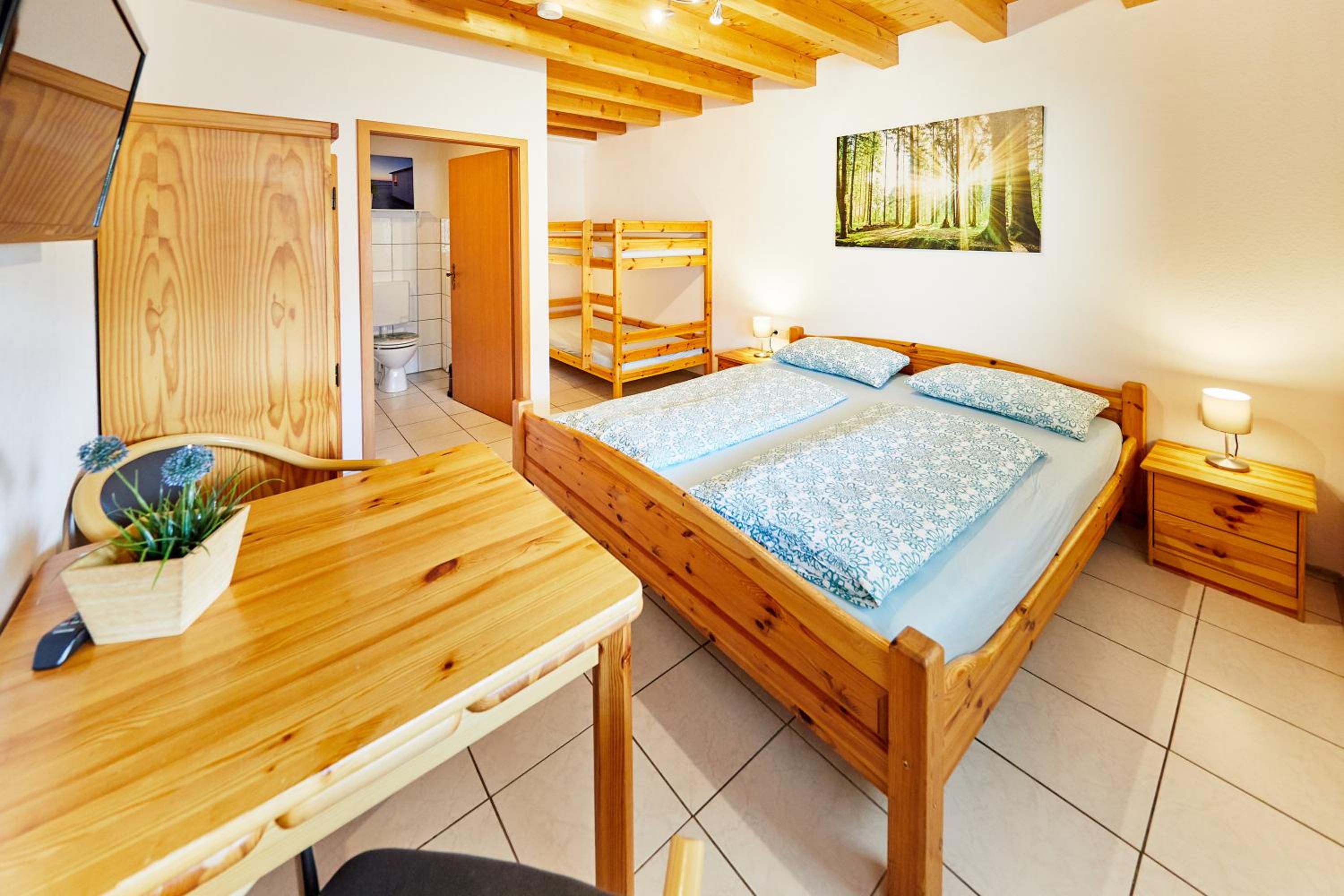 Quadruple Room with Bathroom - Photo 2