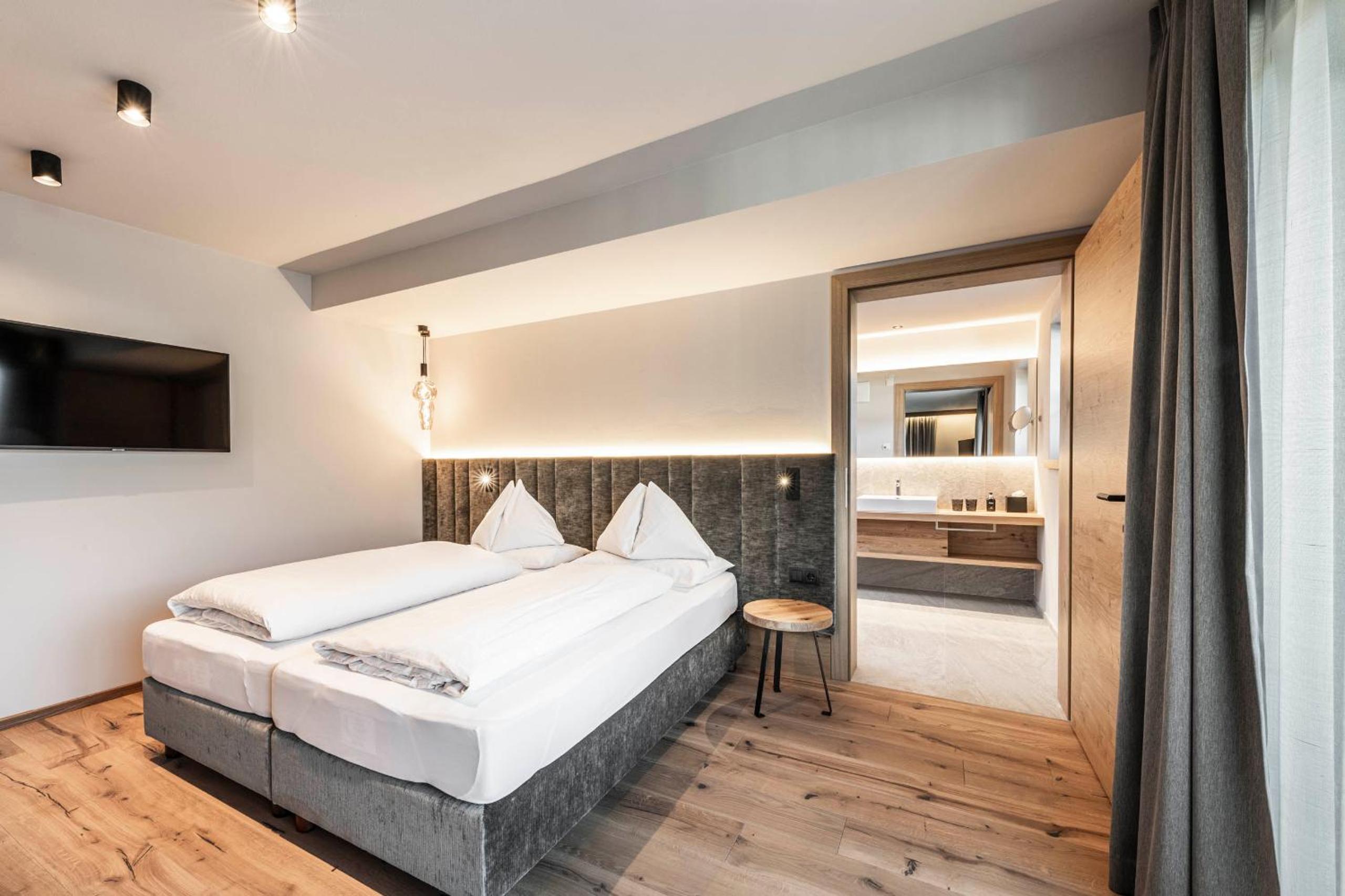 Junior Suite with Mountain View photo 3