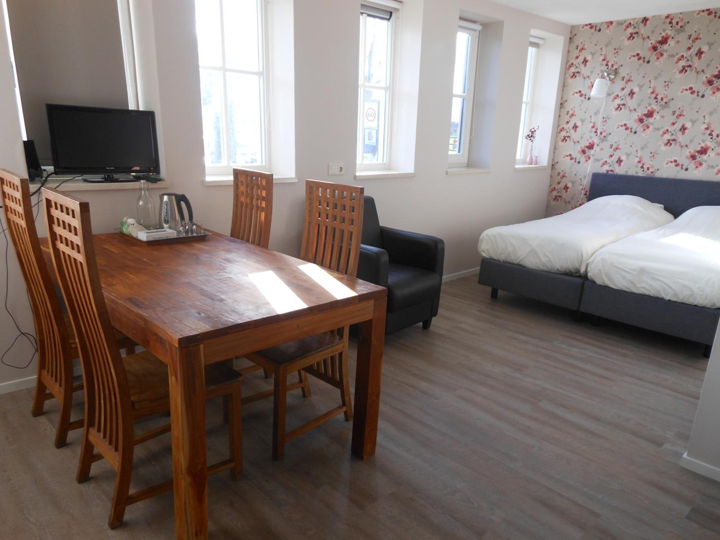 Family Room (4 Adults) - Photo 2