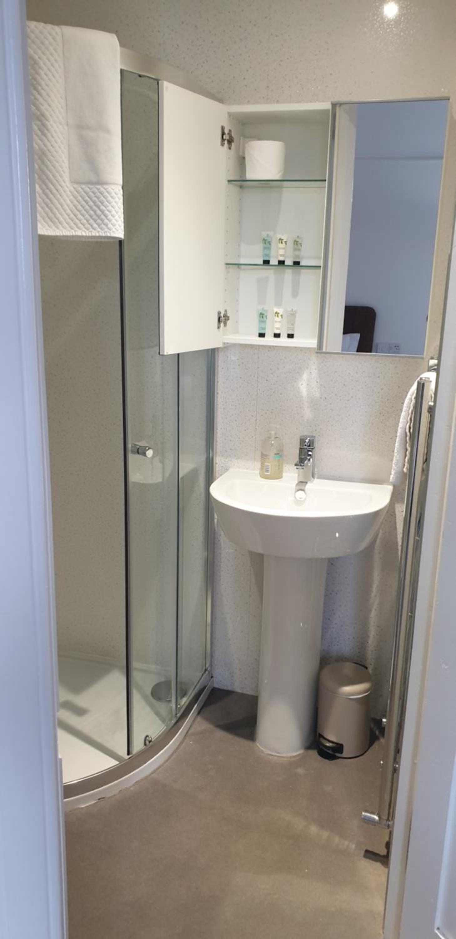 Double or Twin Room - Photo 6
