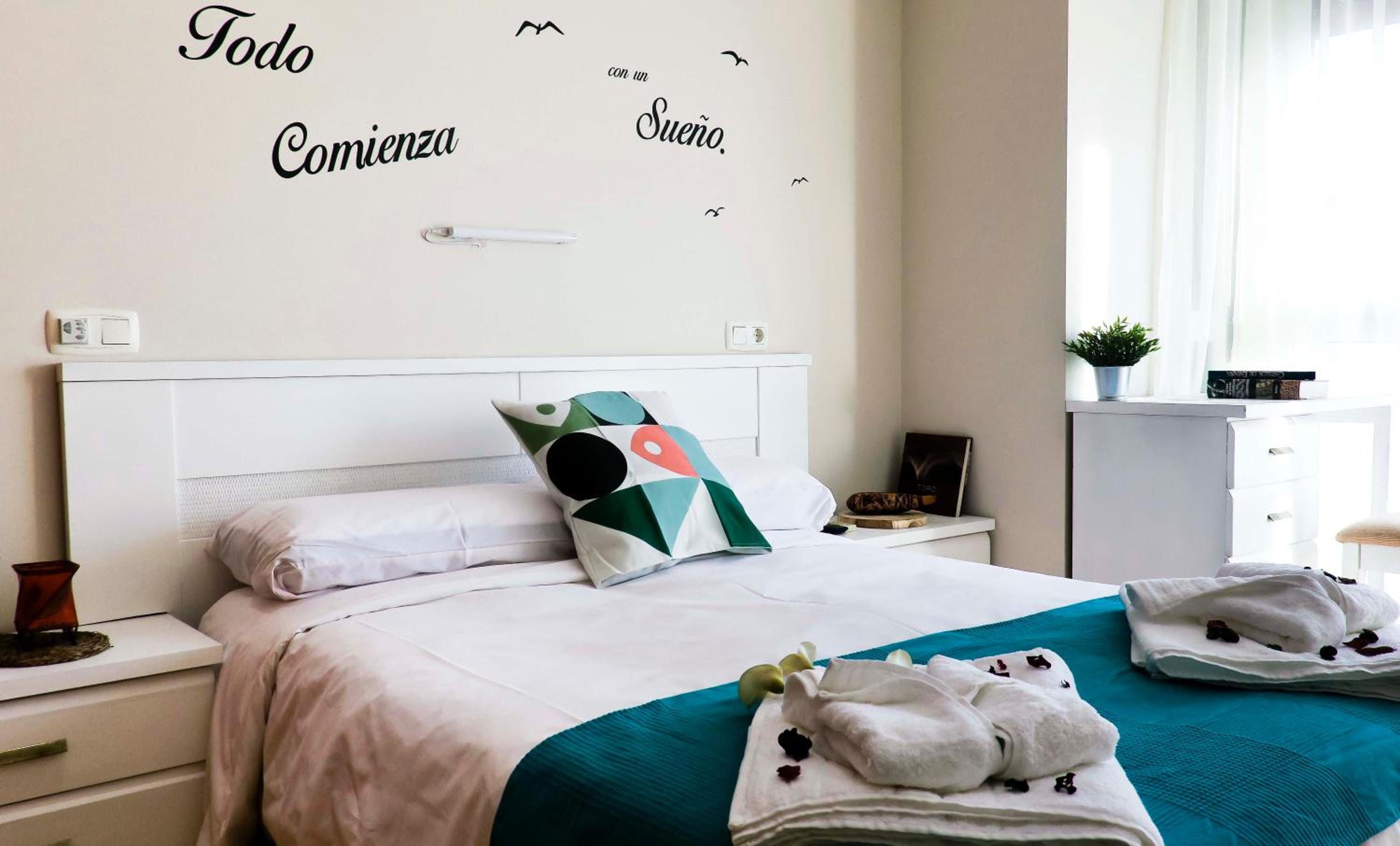 Deluxe Queen Room - Photo 3