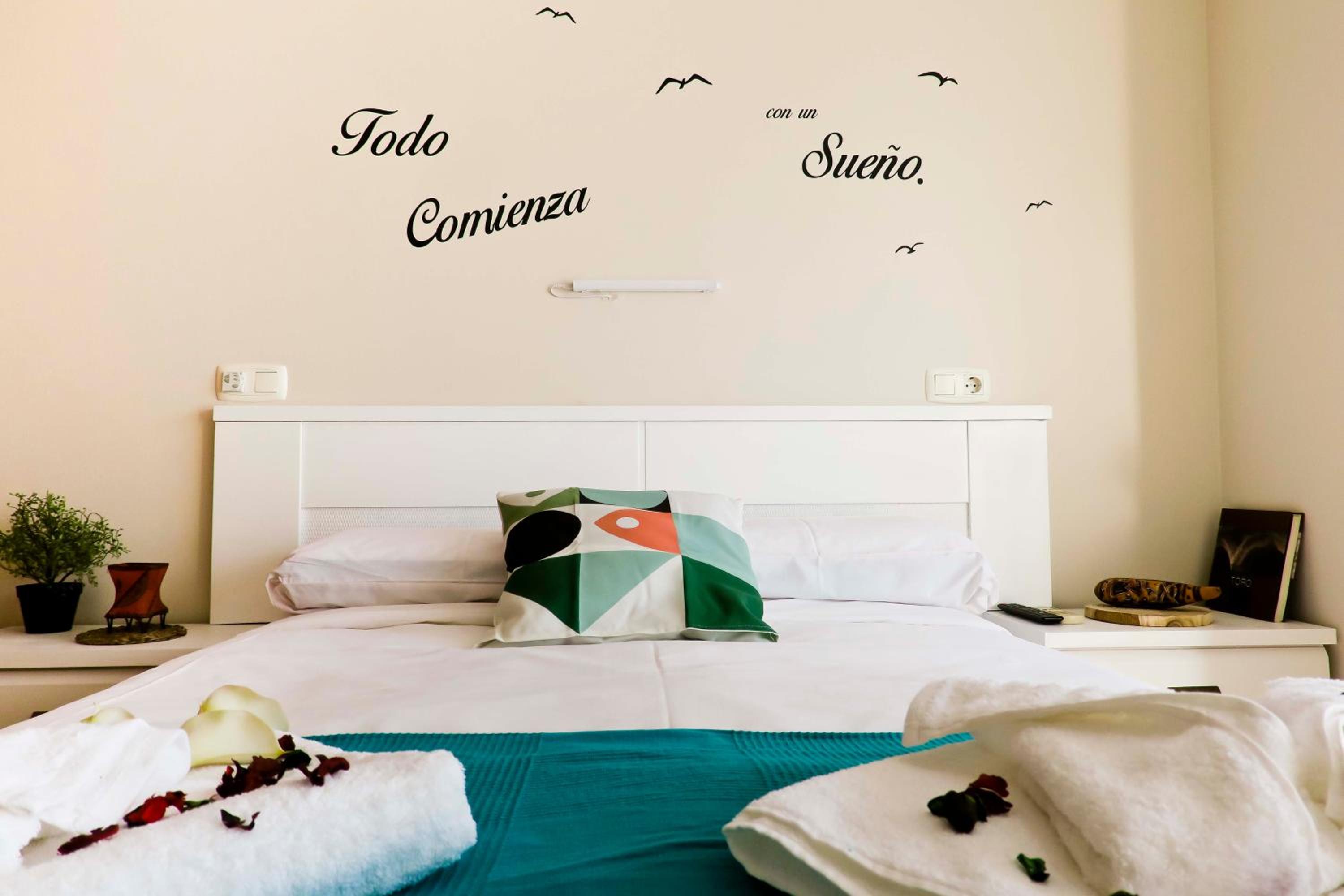Deluxe Queen Room - Photo 2
