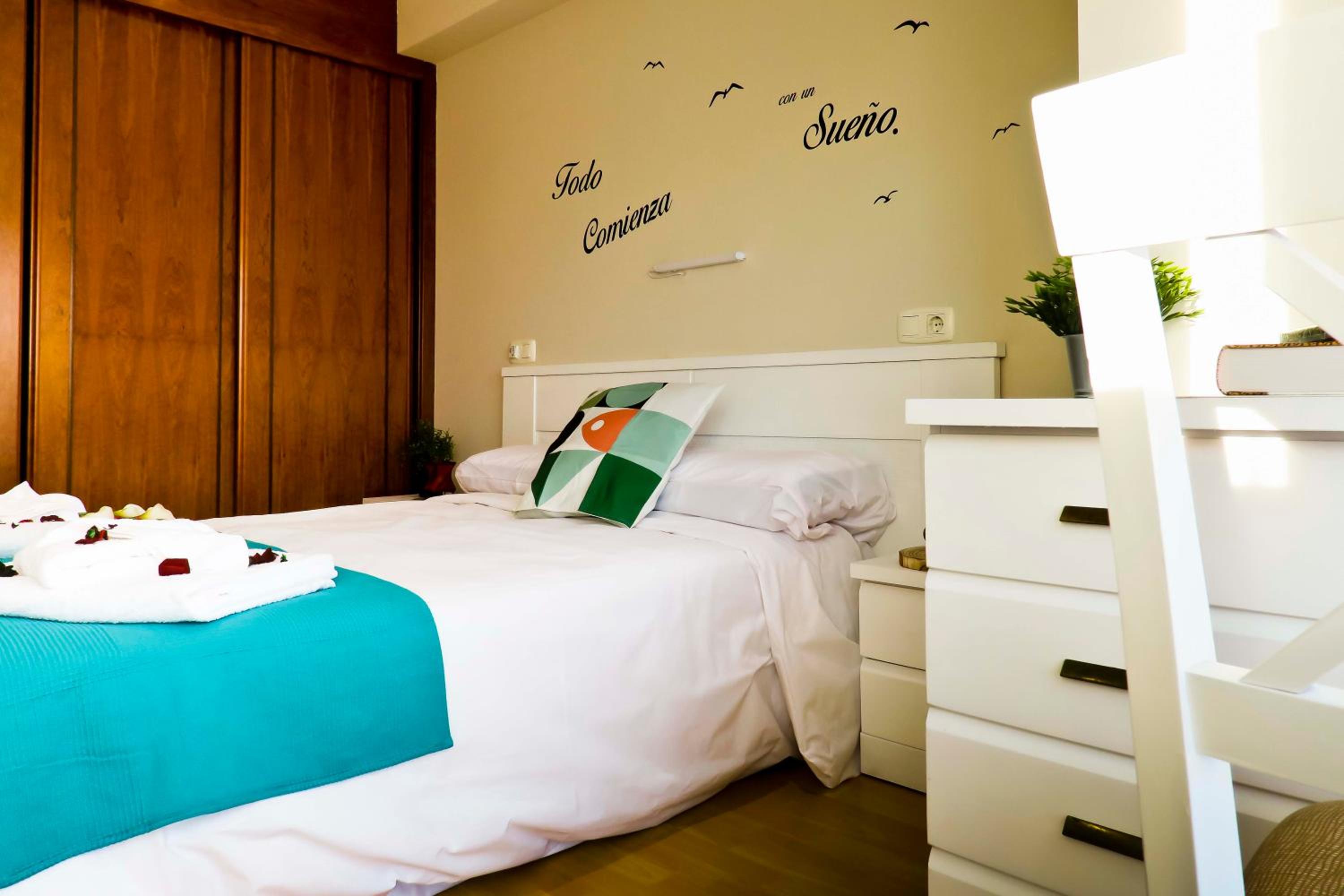 Deluxe Queen Room - Photo 5