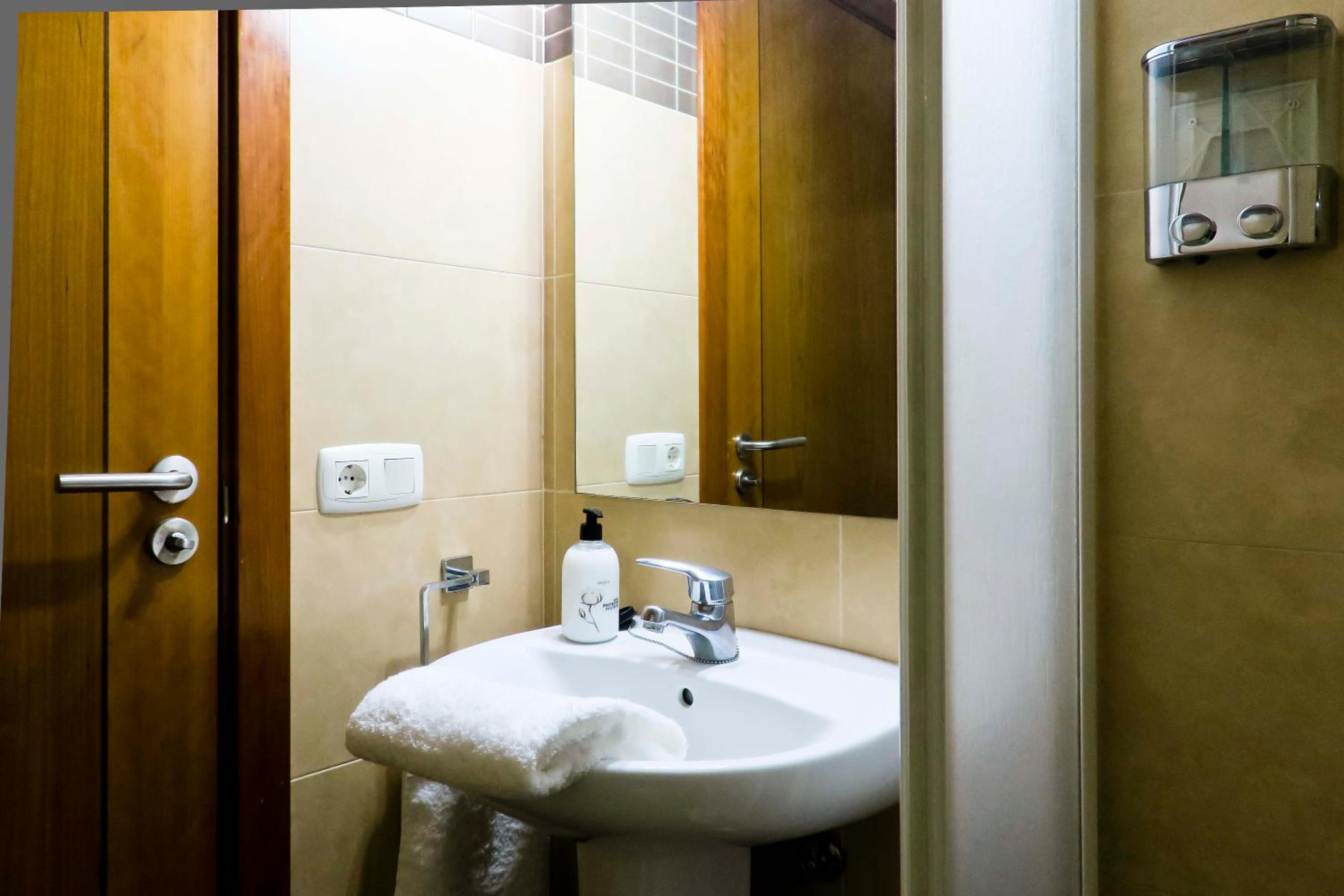 Standard Twin Room - Photo 7