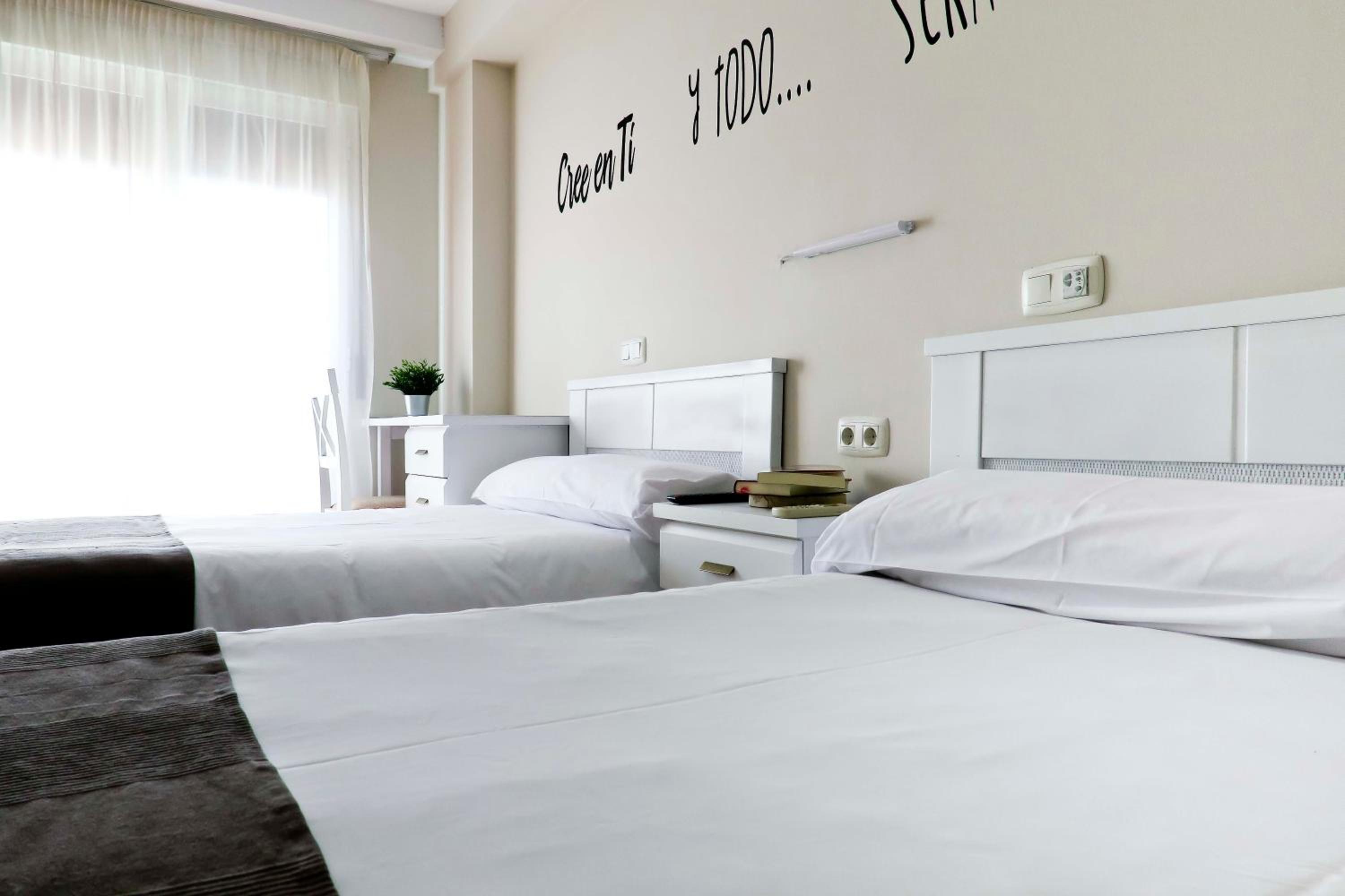 Large Twin Room - Photo 7