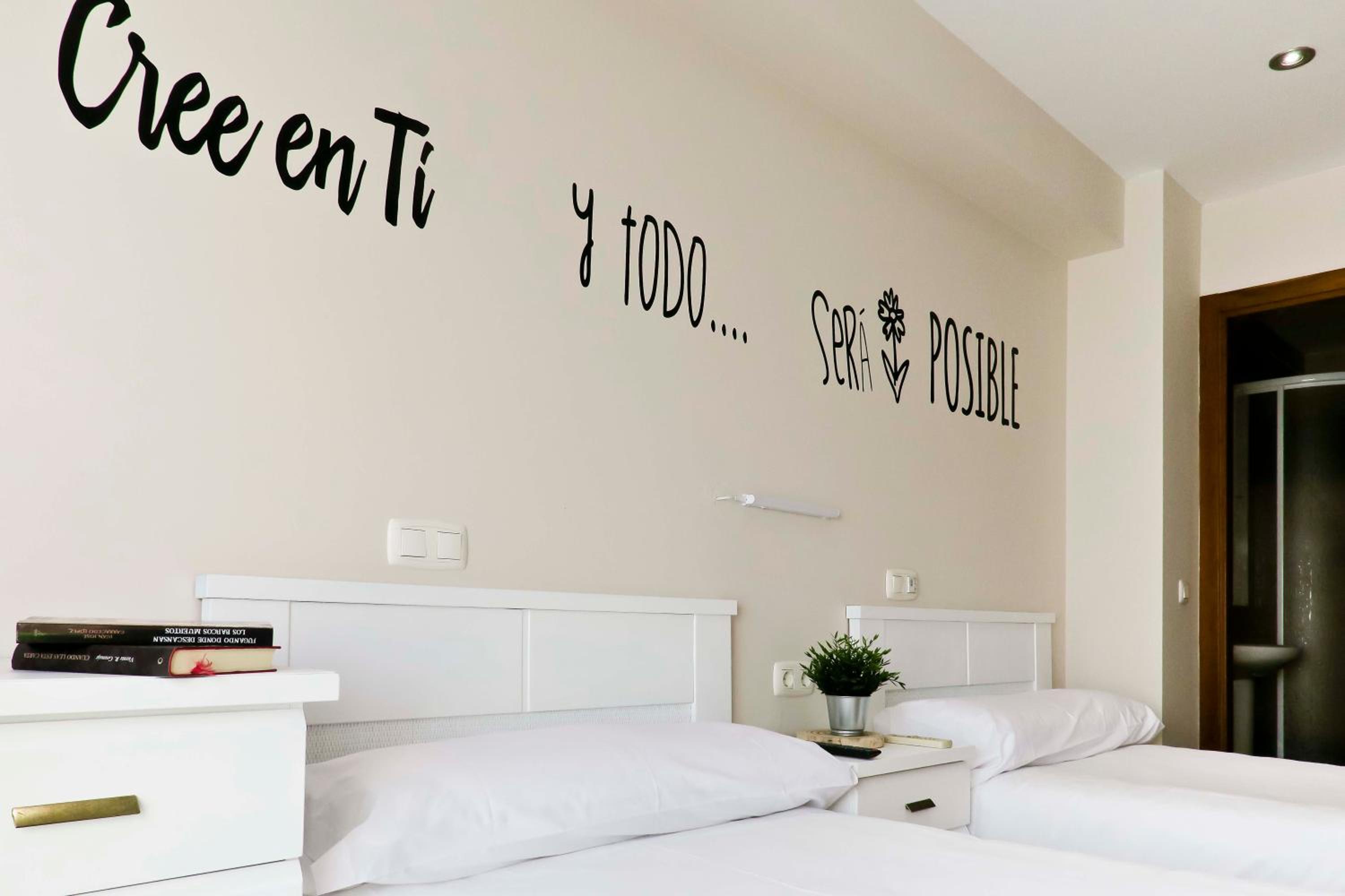 Large Twin Room - Photo 1