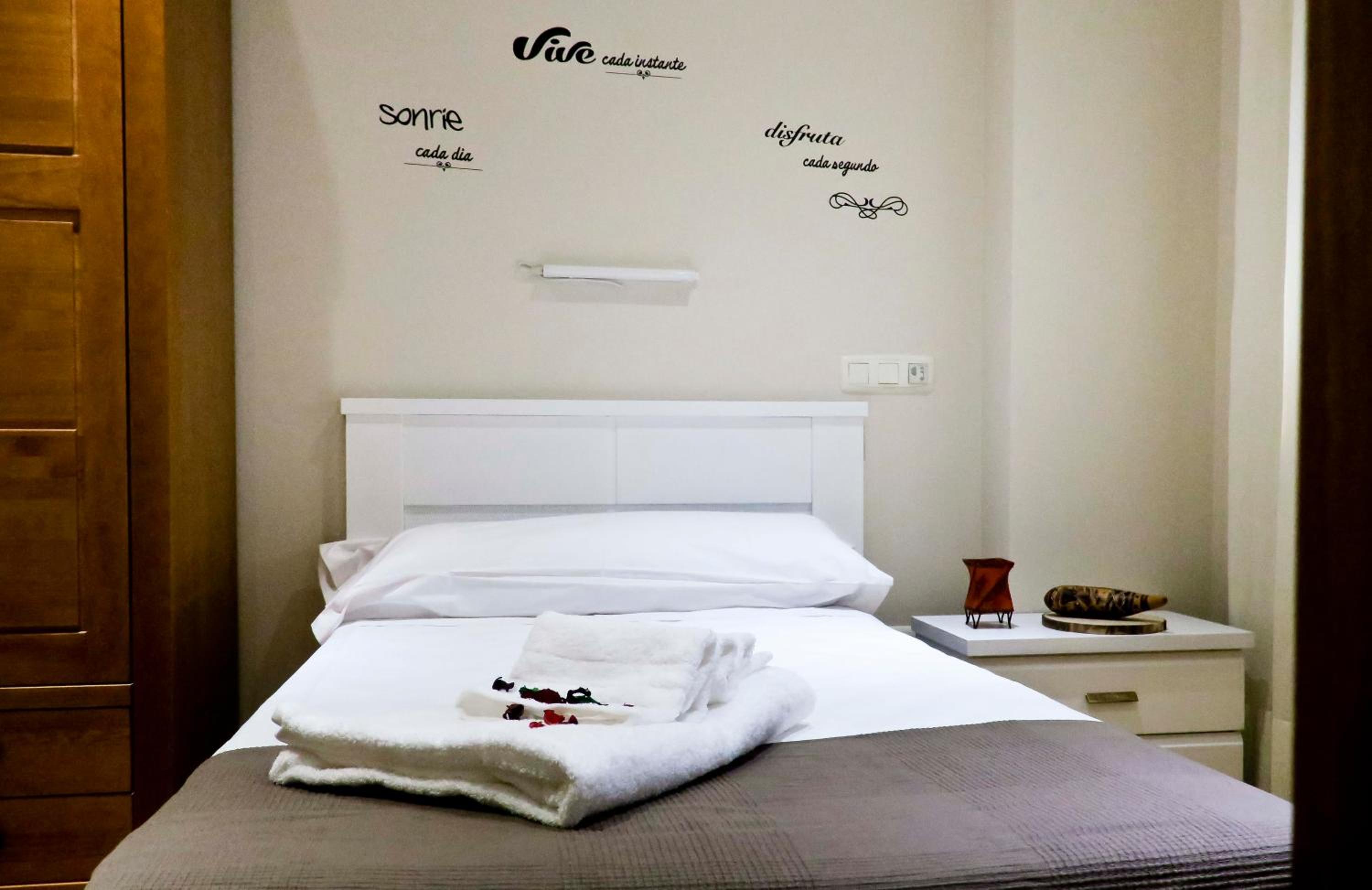 Single Room with Private Bathroom photo 2