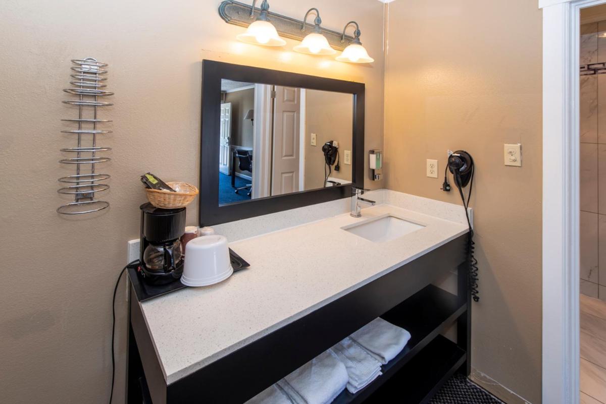 Standard King Room photo 2