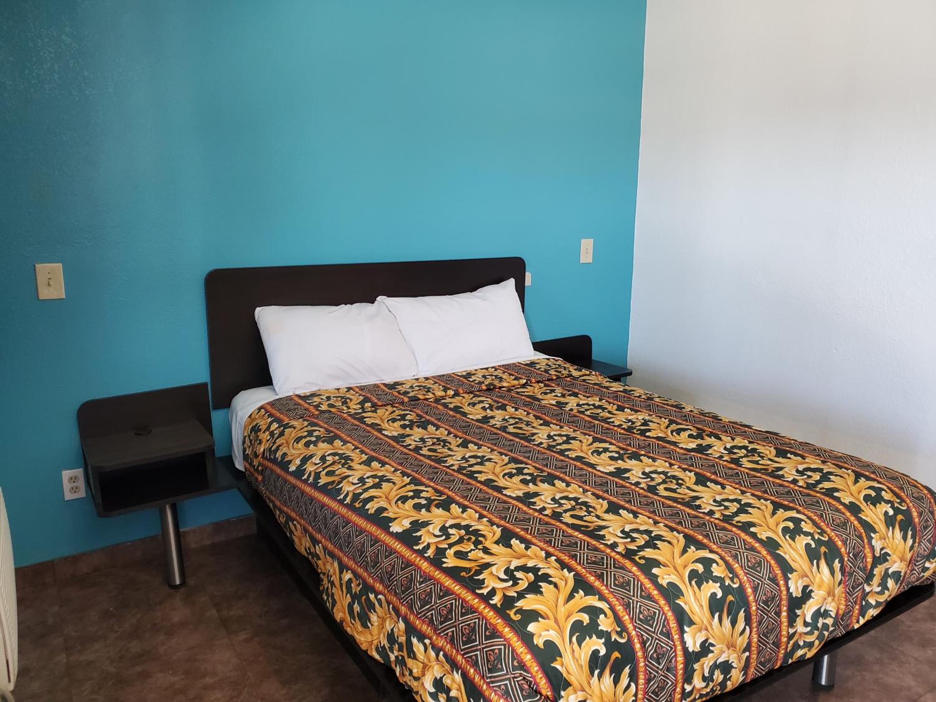 Deluxe Queen Room - Non-Smoking - Photo 2
