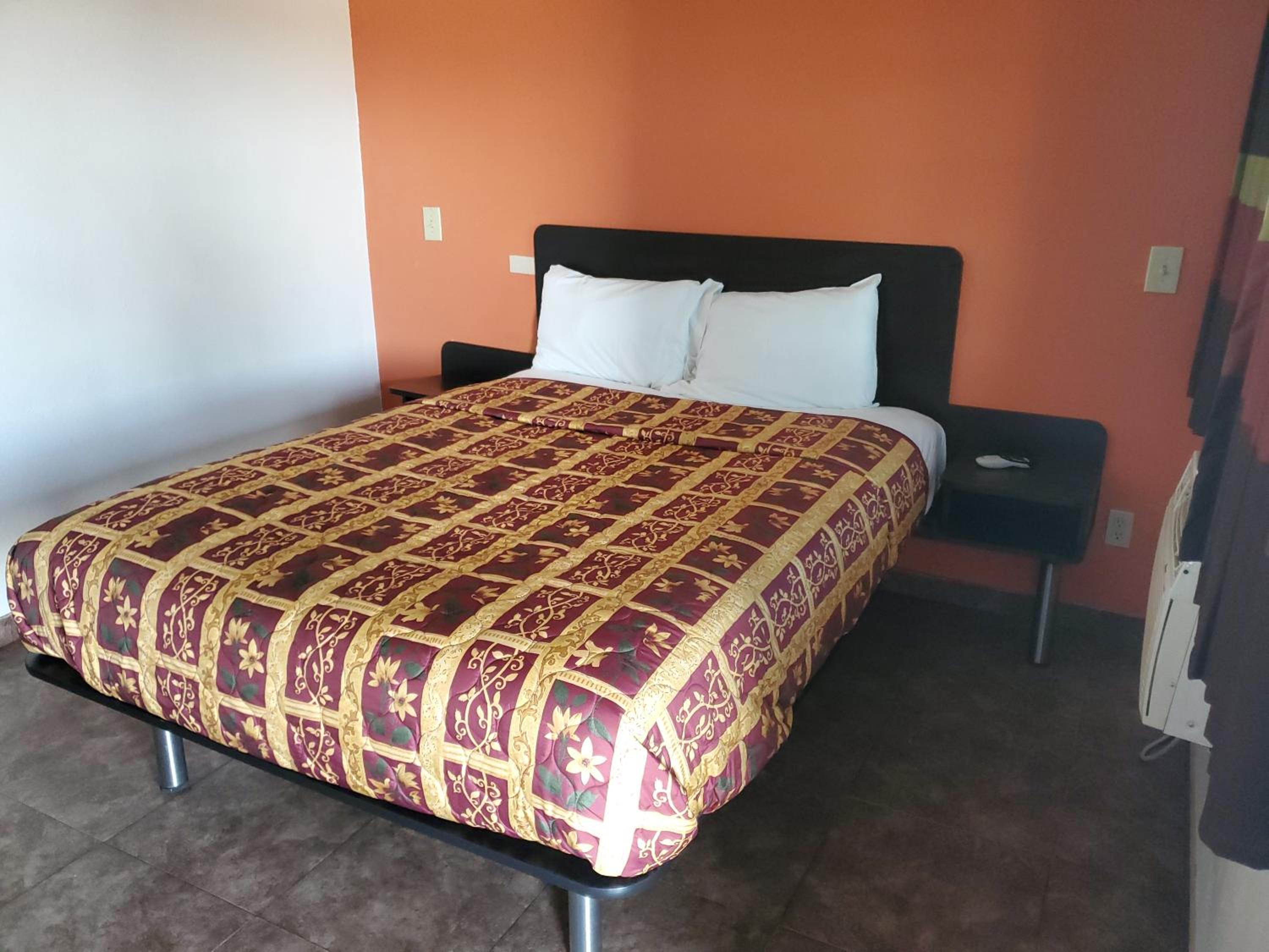 Deluxe Queen Room - Non-Smoking - Photo 7