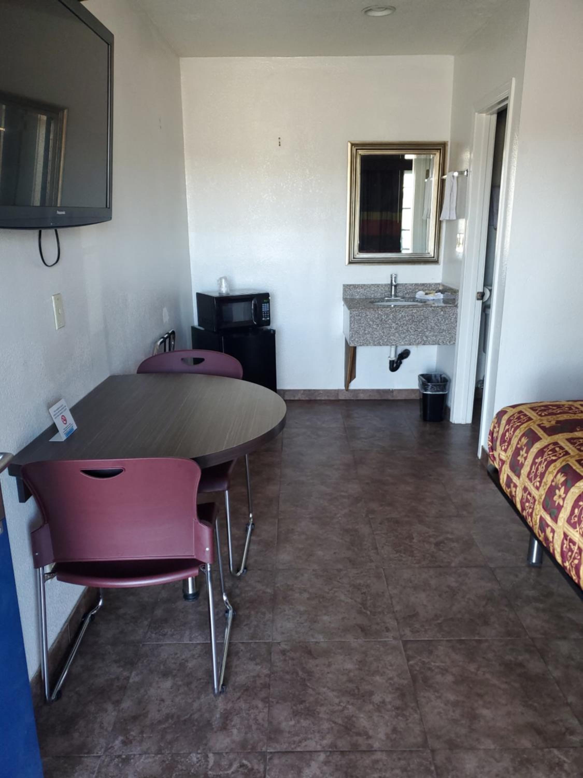 Deluxe Queen Room - Non-Smoking - Photo 6