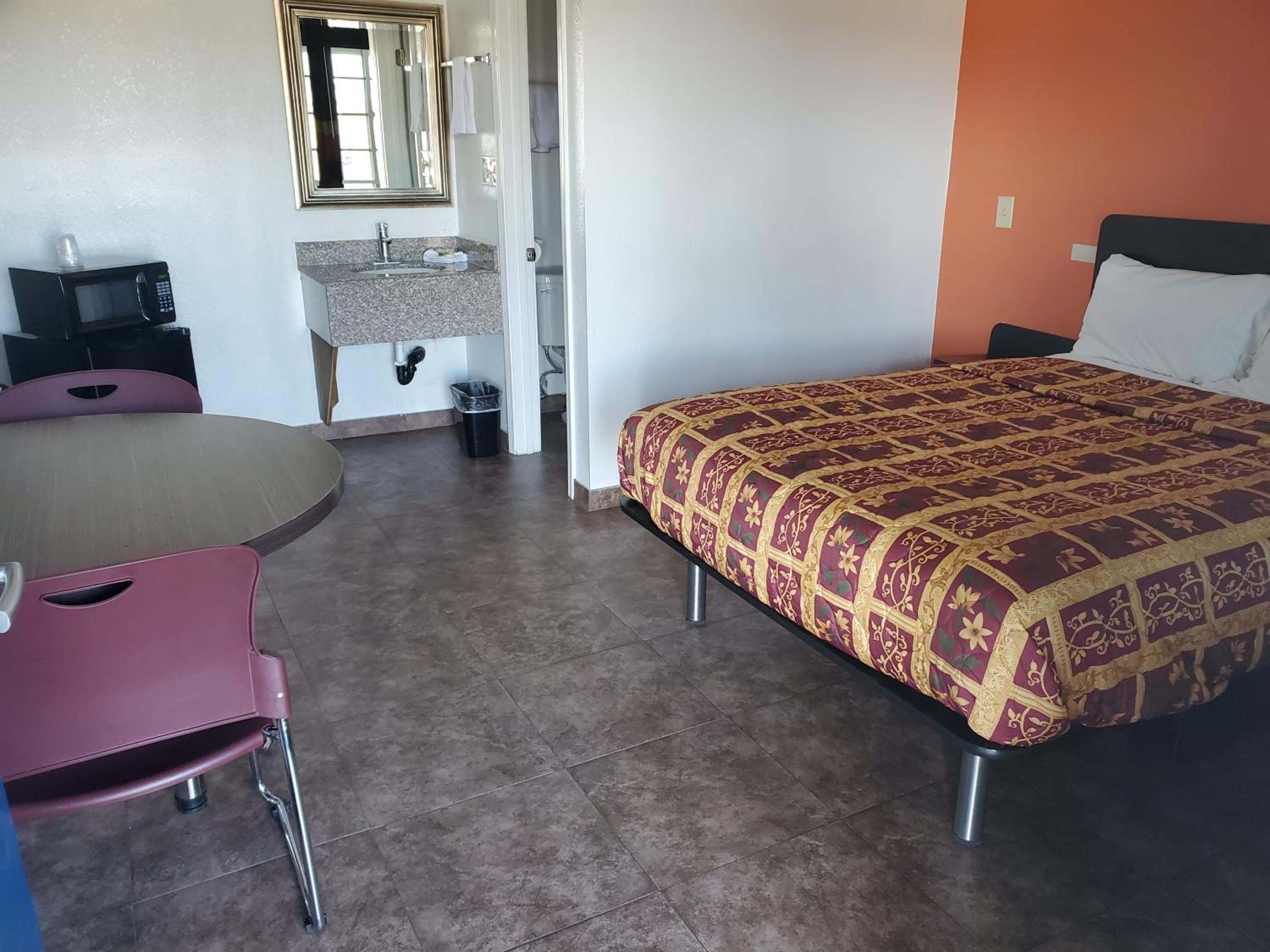 Deluxe Queen Room - Non-Smoking - Photo 3