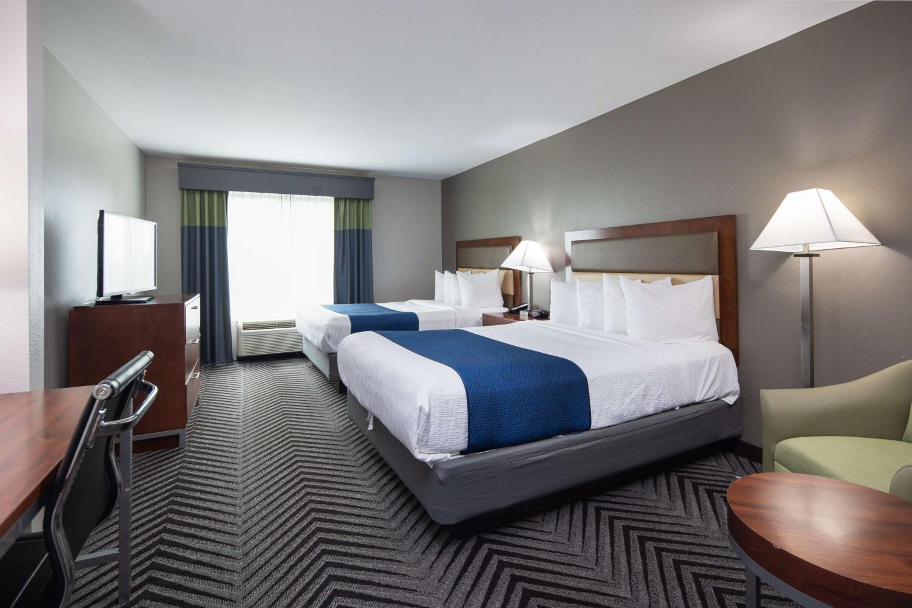 Queen Room with Two Queen Beds - Non-Smoking - Photo 3