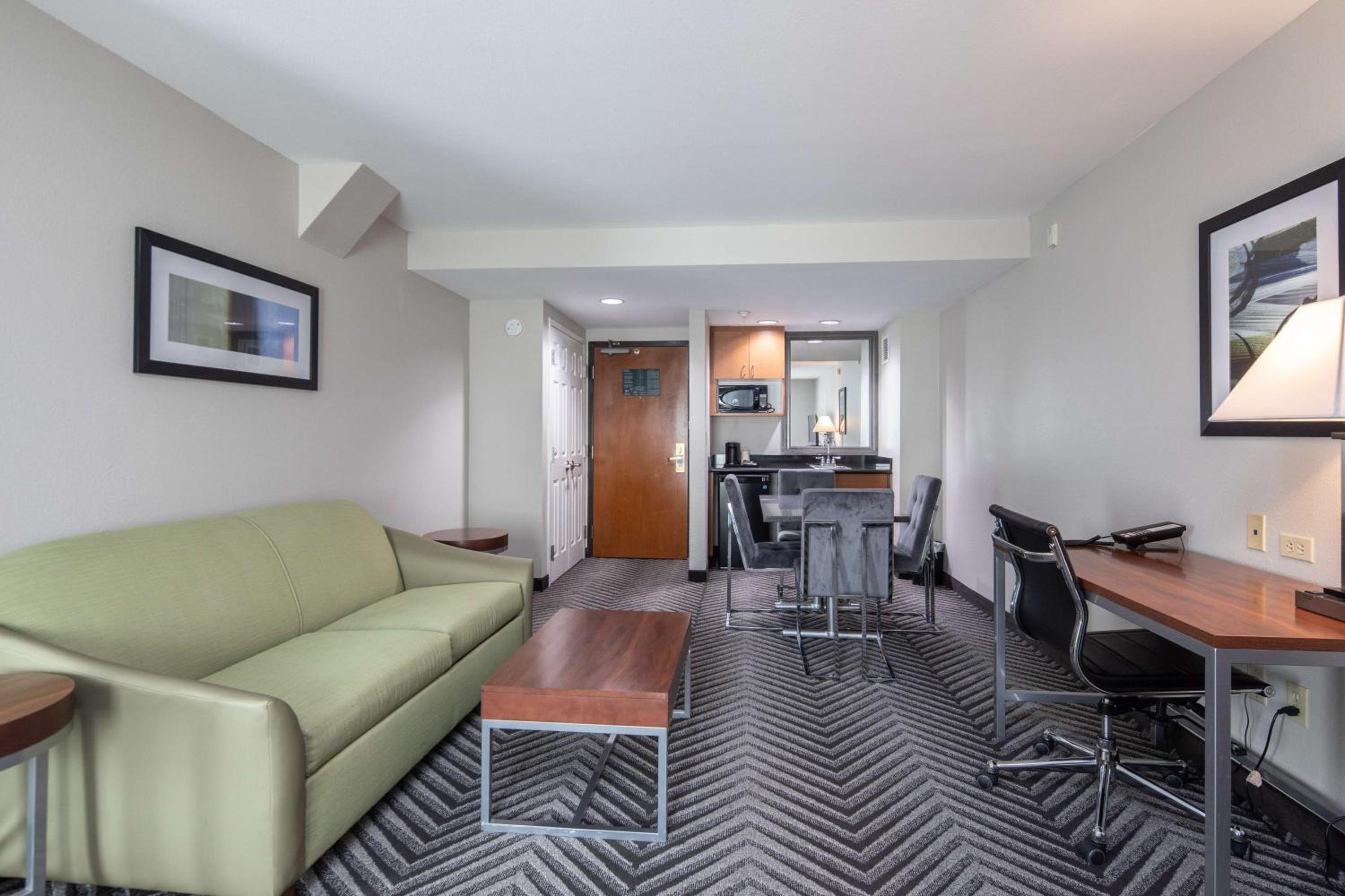 King Suite - Non-Smoking - Photo 5
