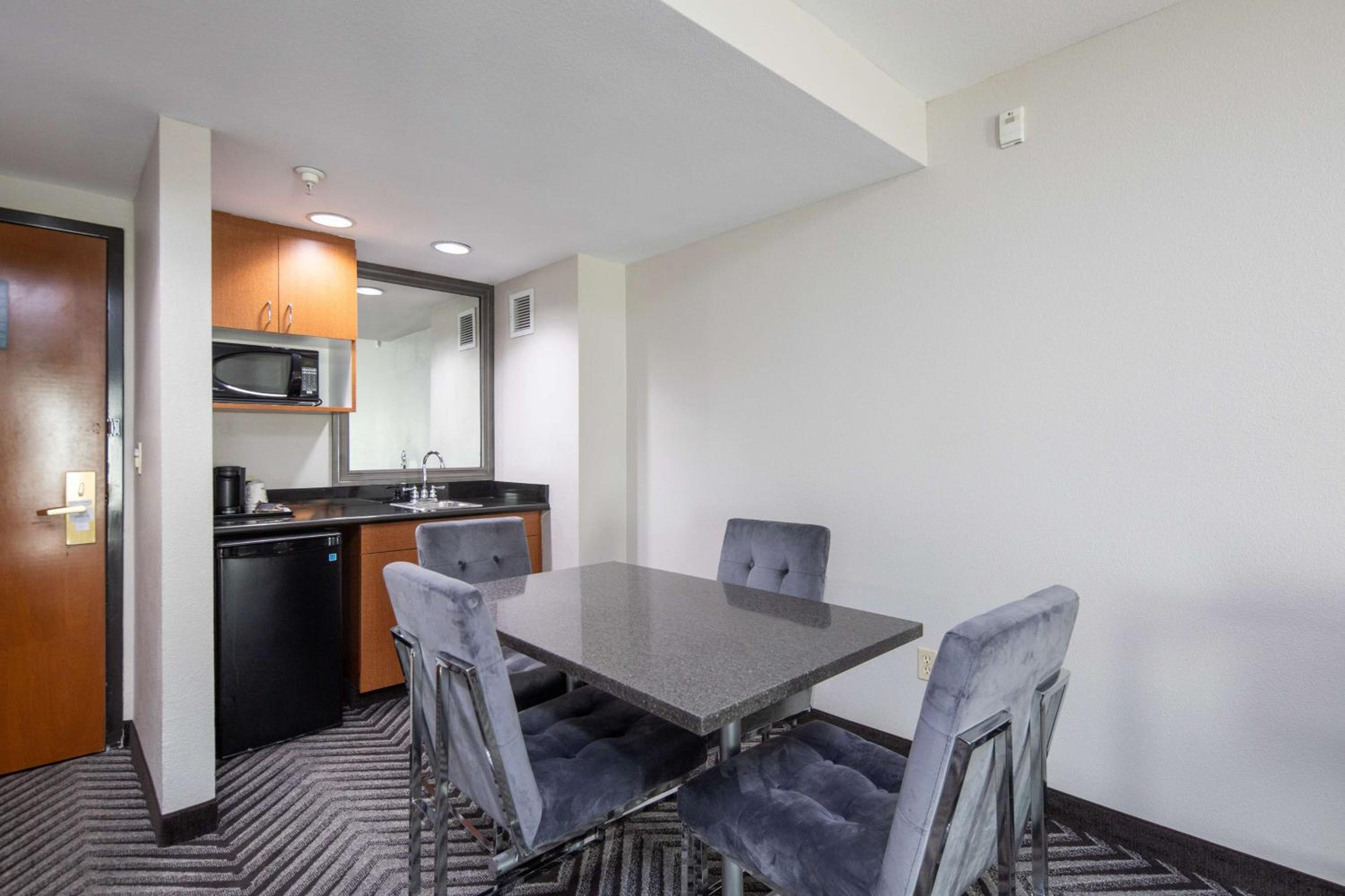 King Suite - Non-Smoking - Photo 2
