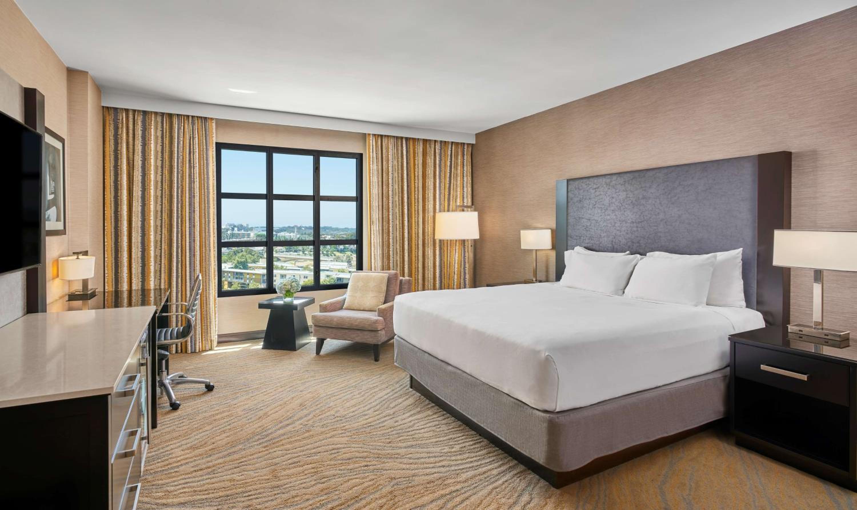 Corner King Room - Photo 1