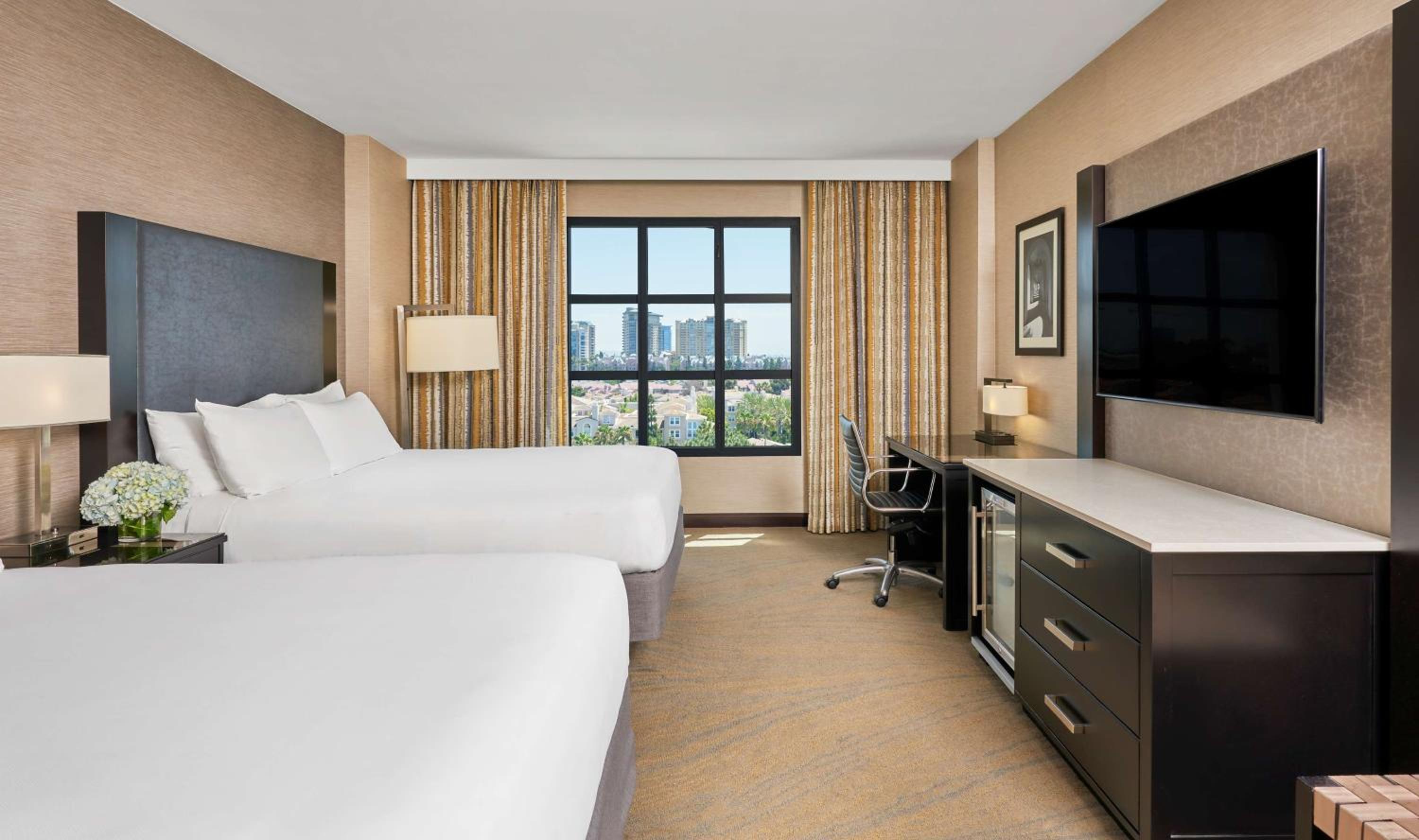 Queen Room with Two Queen Beds - Photo 2