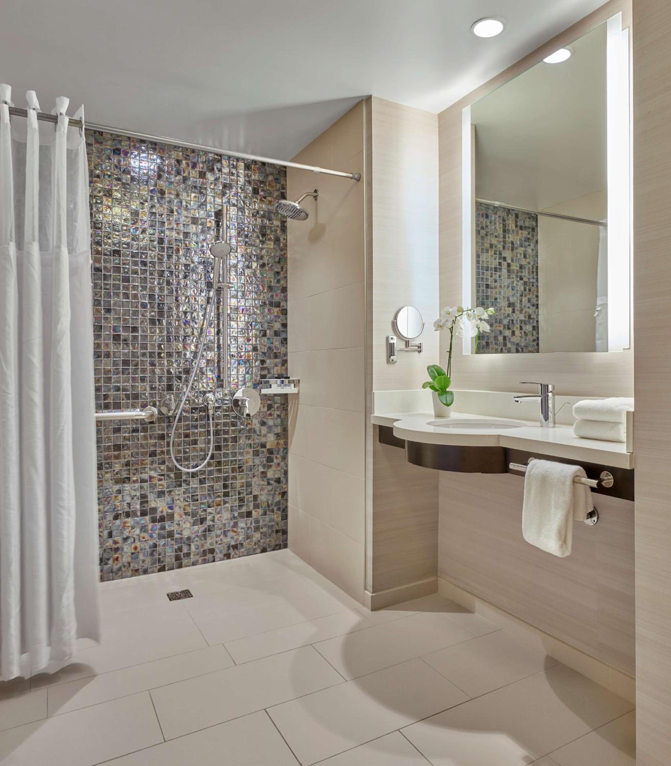 King Room with Bath Tub - Mobility Accessible - Photo 2