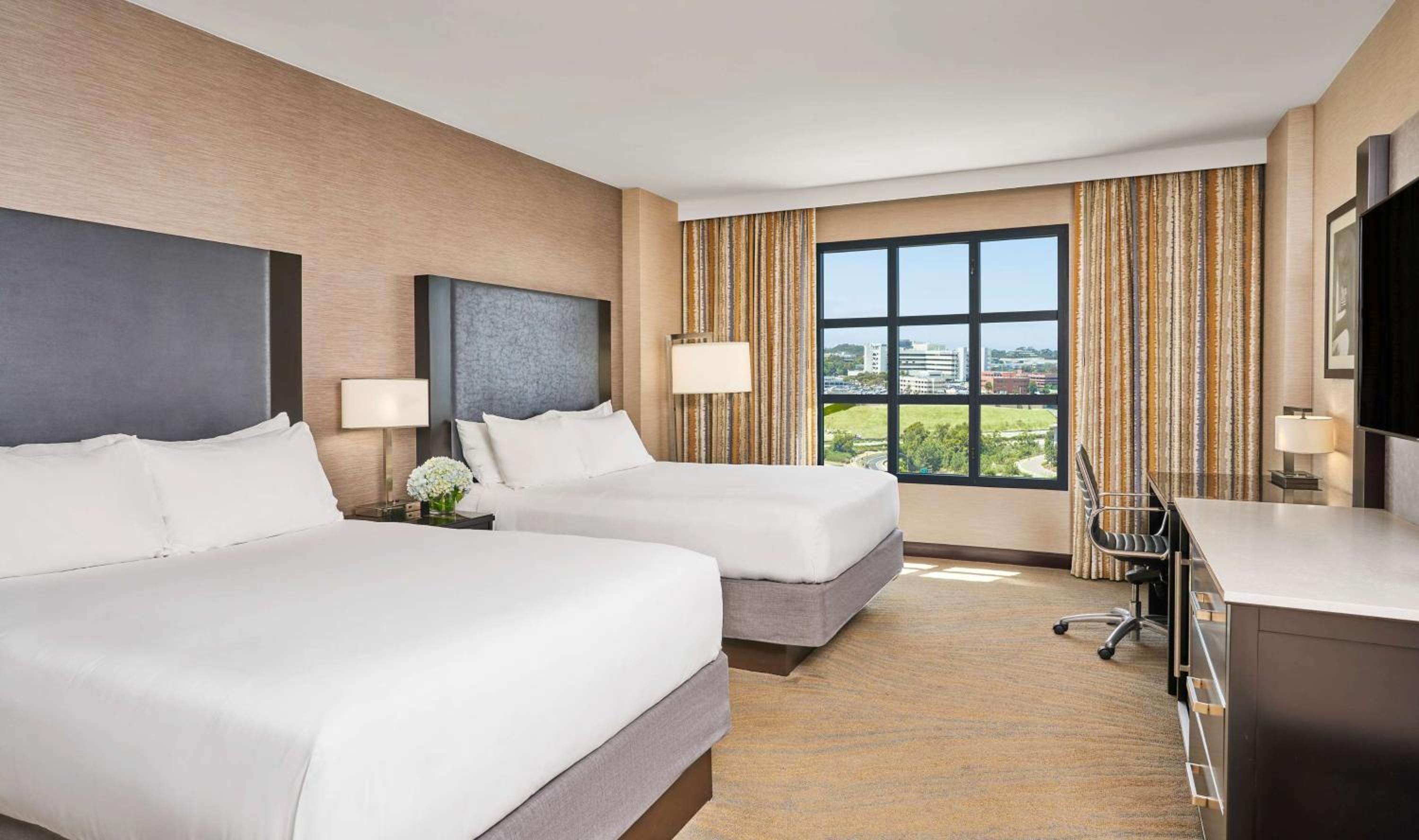 Queen Room with Two Queen Beds - High Floor - Photo 4