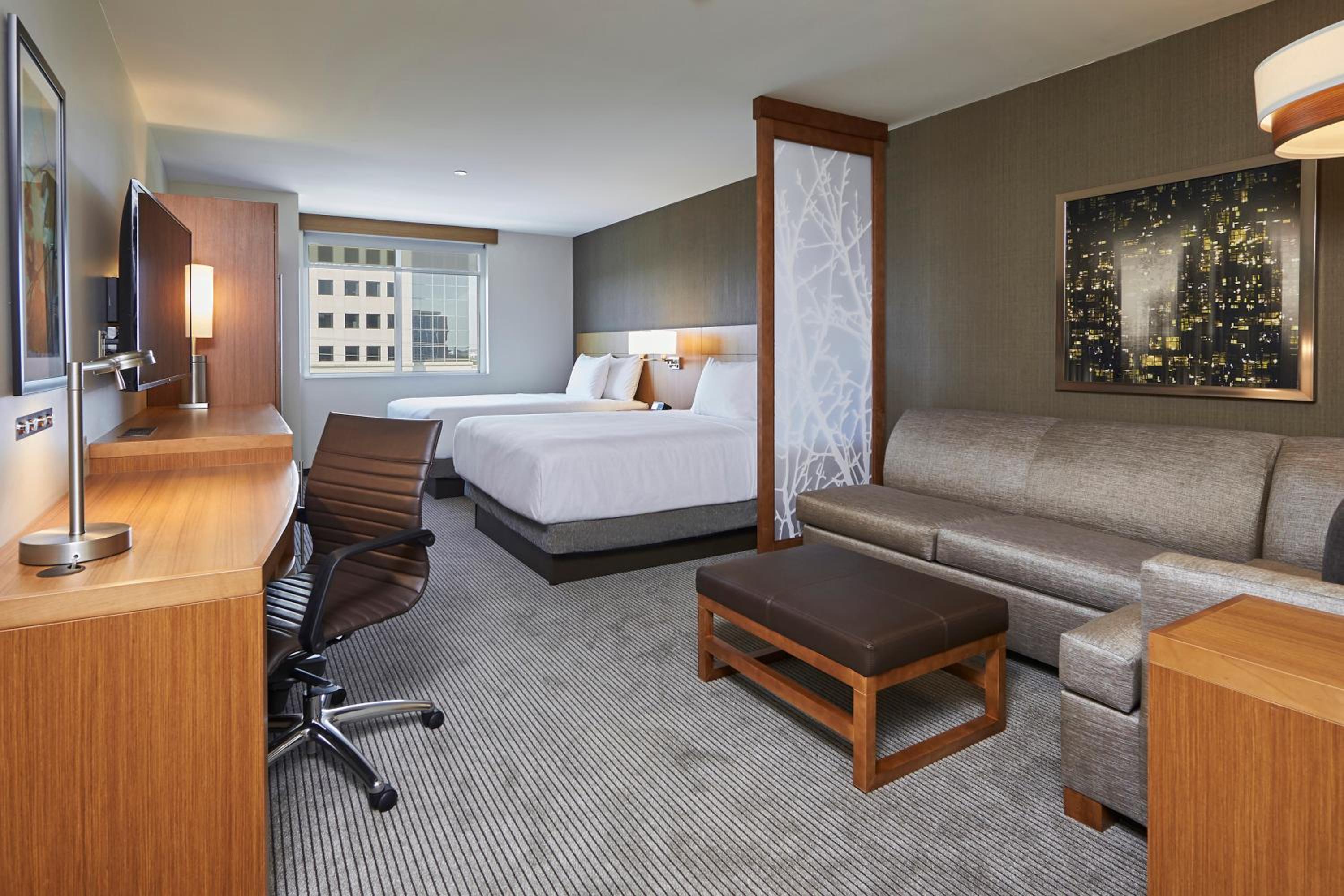 Queen Room with Two Queen Beds and Sofa Bed thumbnail 5
