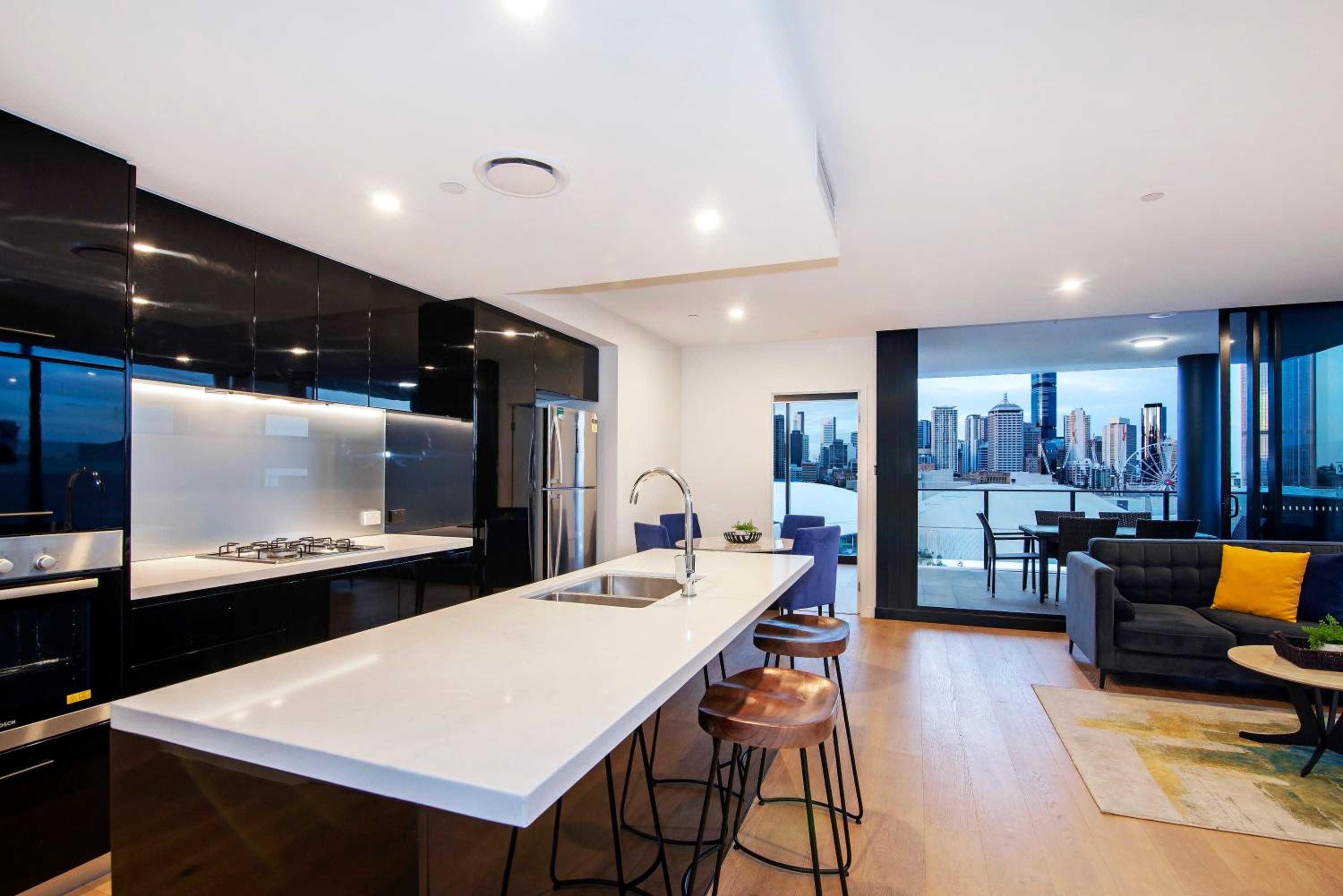 Three Bedroom Two Bathroom City View Apartment thumbnail 6