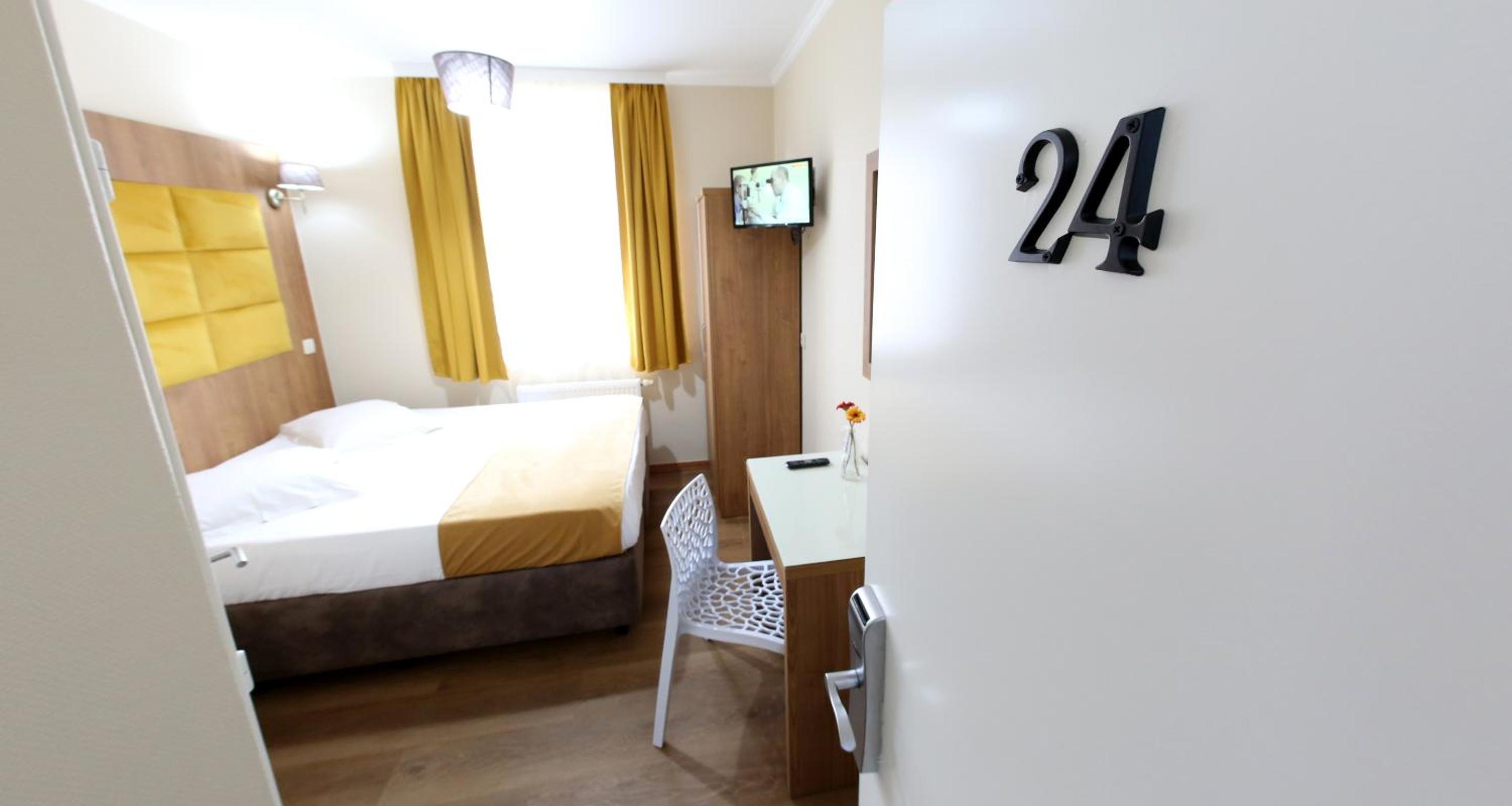 Budget Double Room - Photo 7