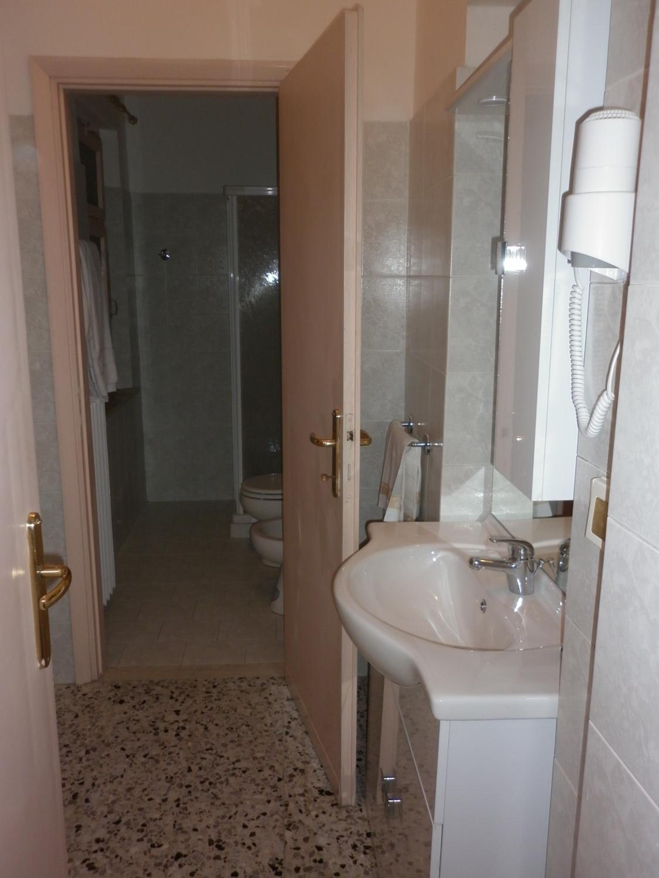Double or Twin Room - Photo 6
