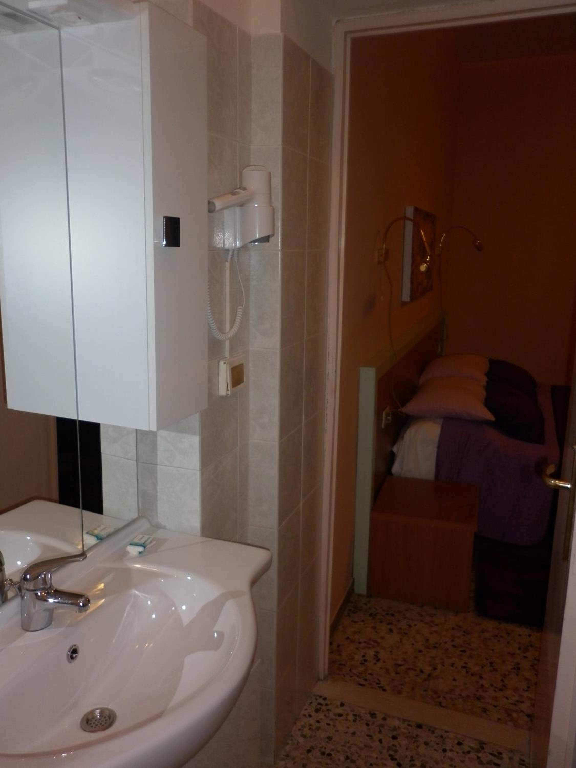 Double or Twin Room - Photo 2