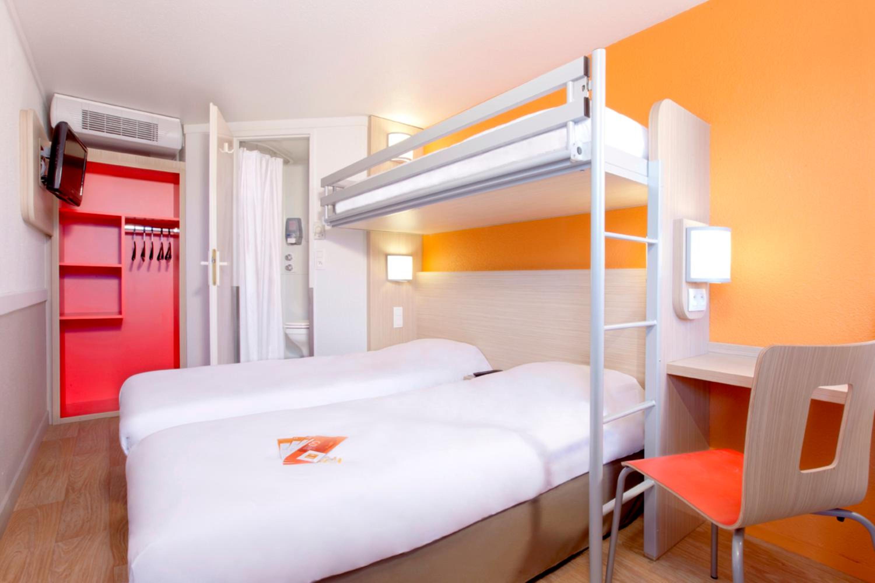 Triple Room with Three Single Beds - Photo 1