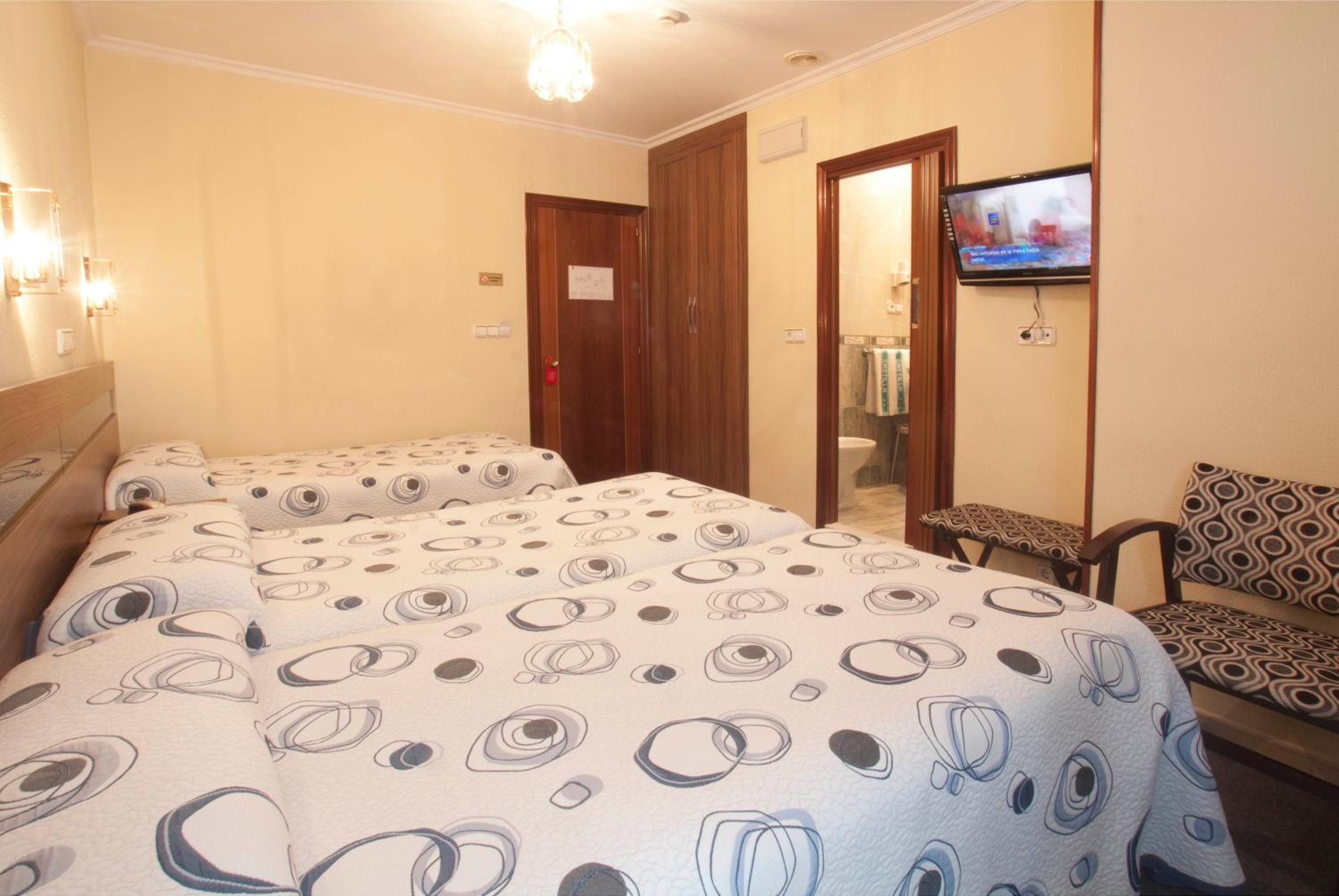 Twin Room with Extra Bed photo 3
