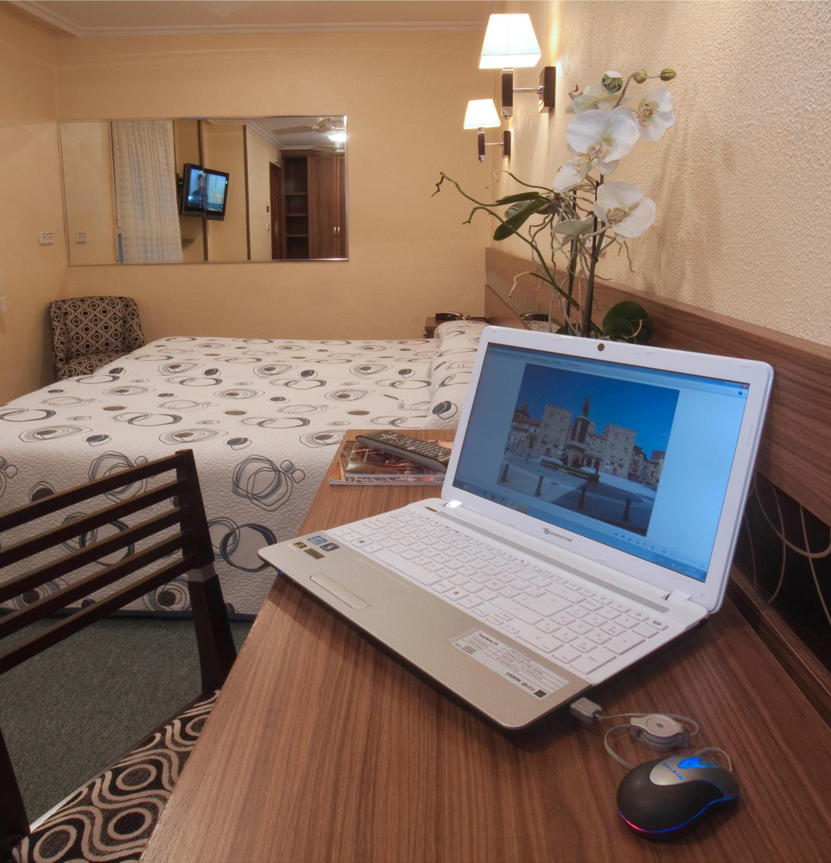 Twin Room with Extra Bed photo 2