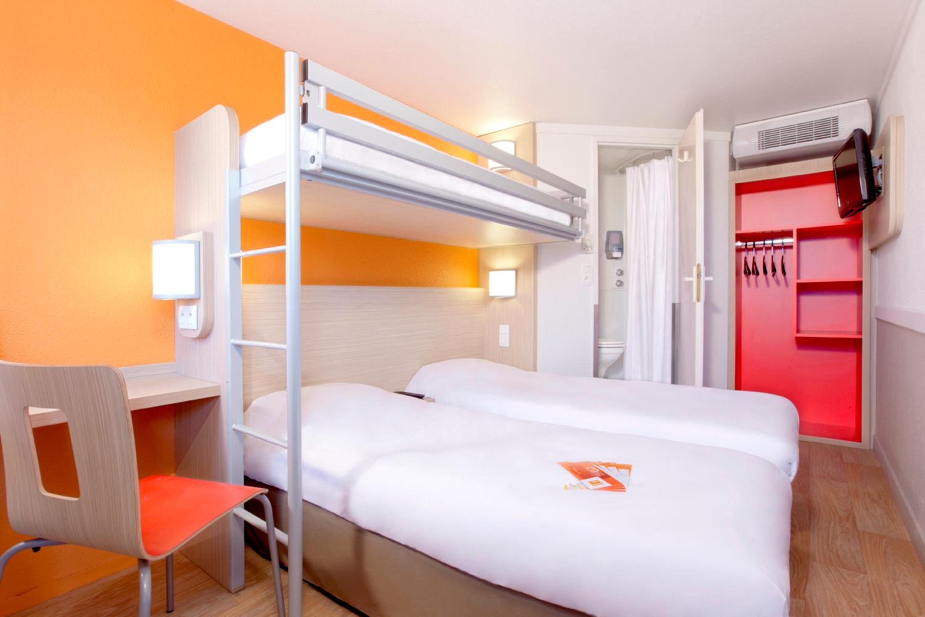 Triple Room with Three Single Beds - Photo 2