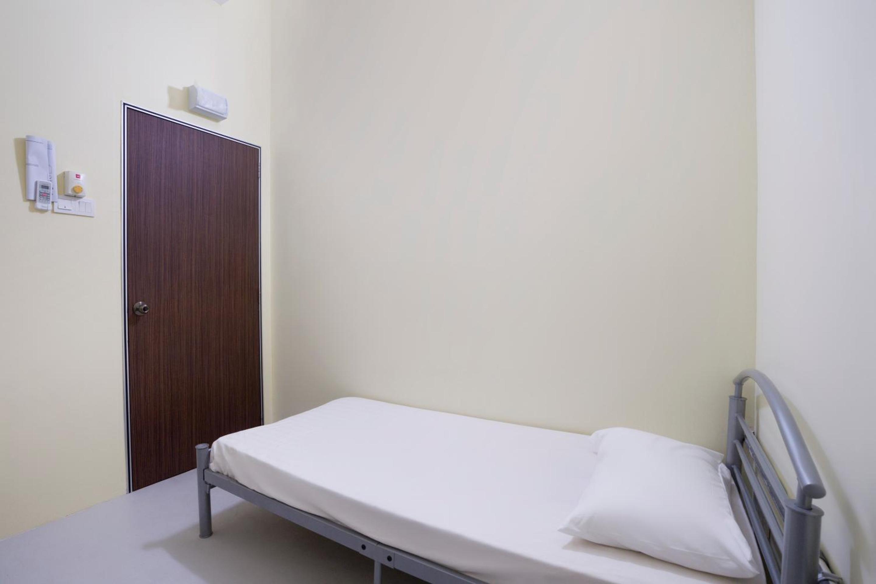 Single Bed in Mixed Dormitory Room