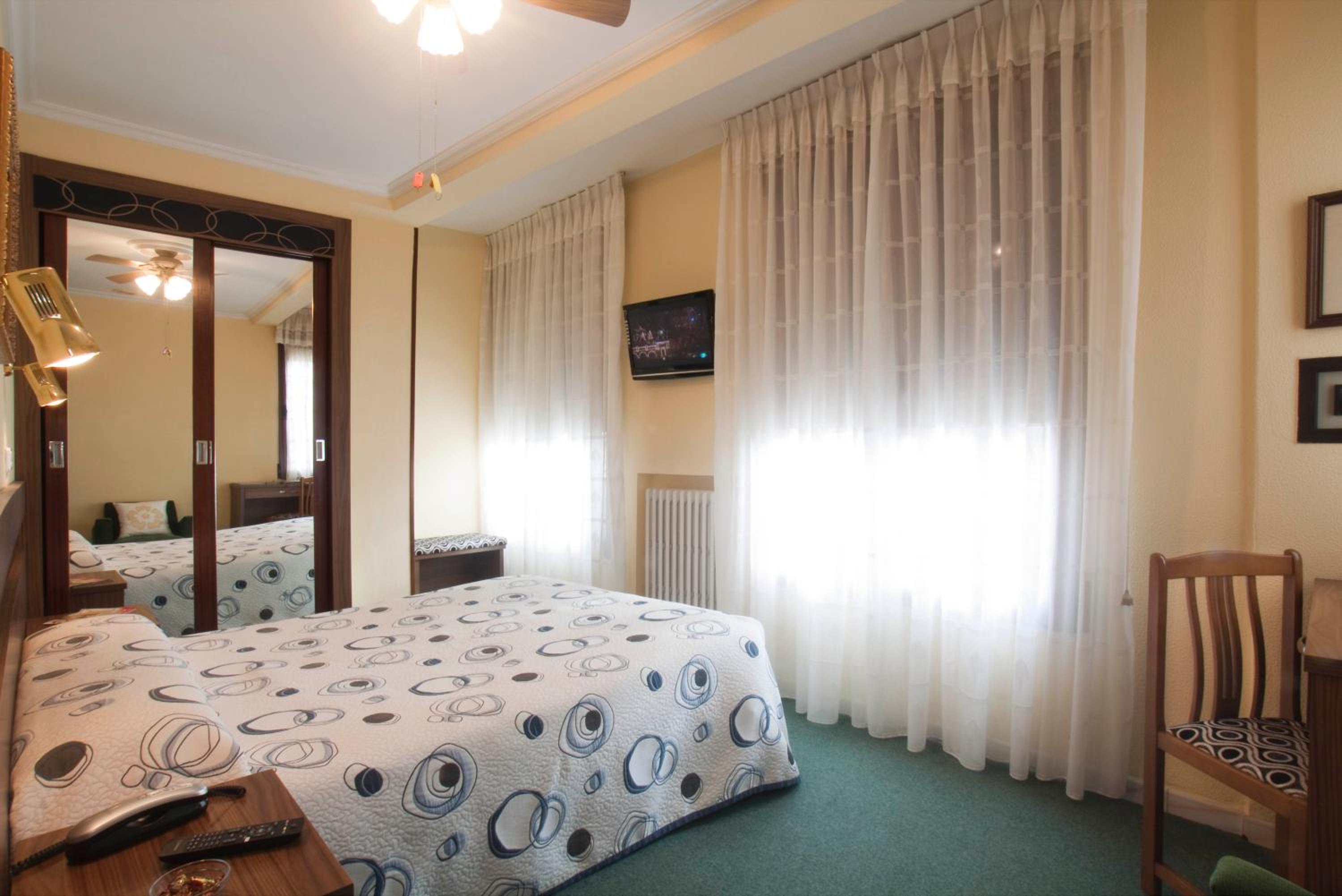 Standard Queen Room photo 2