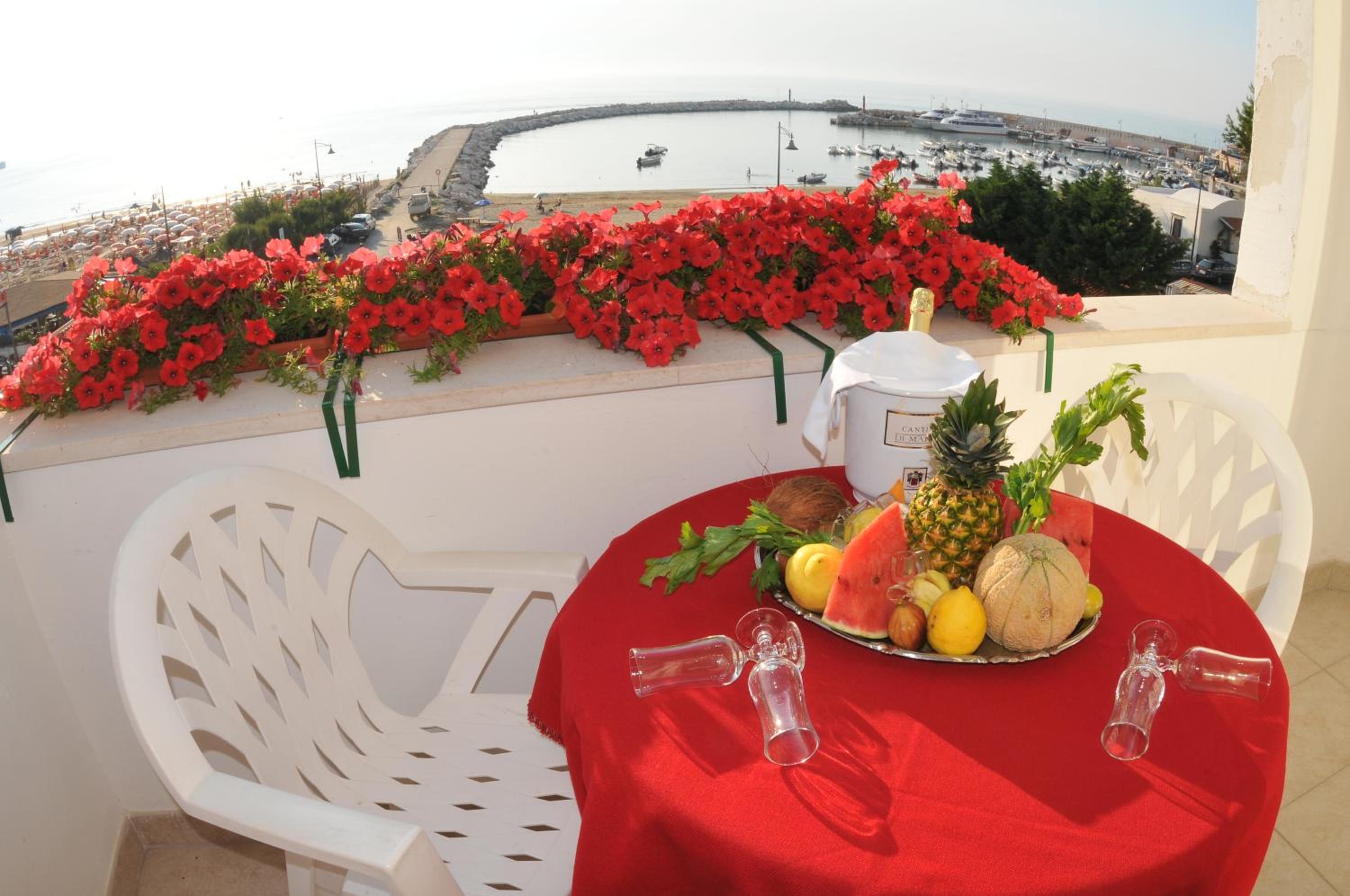 Double Room with Sea View - Photo 3
