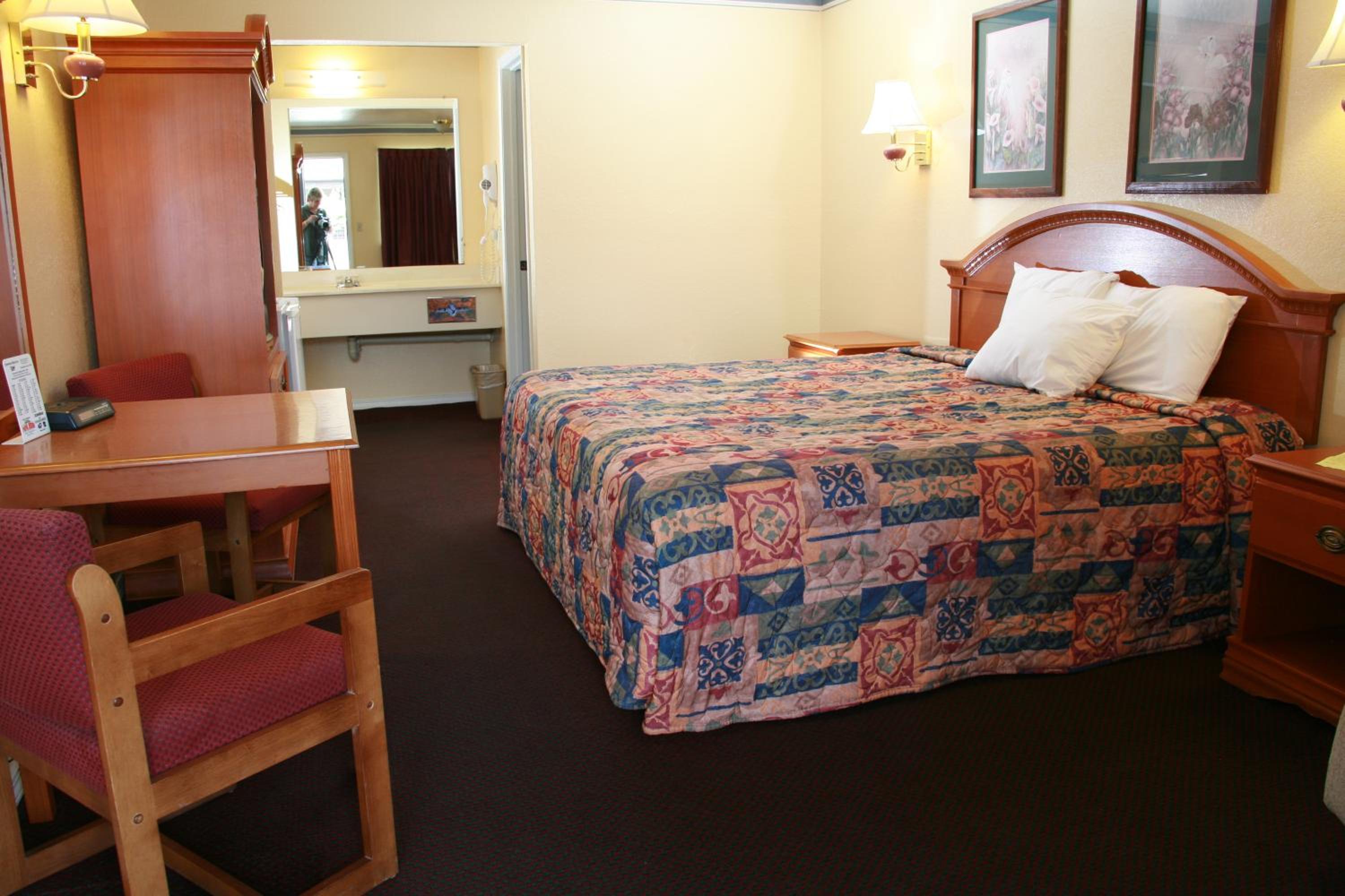 King Room - Non-Smoking photo 3