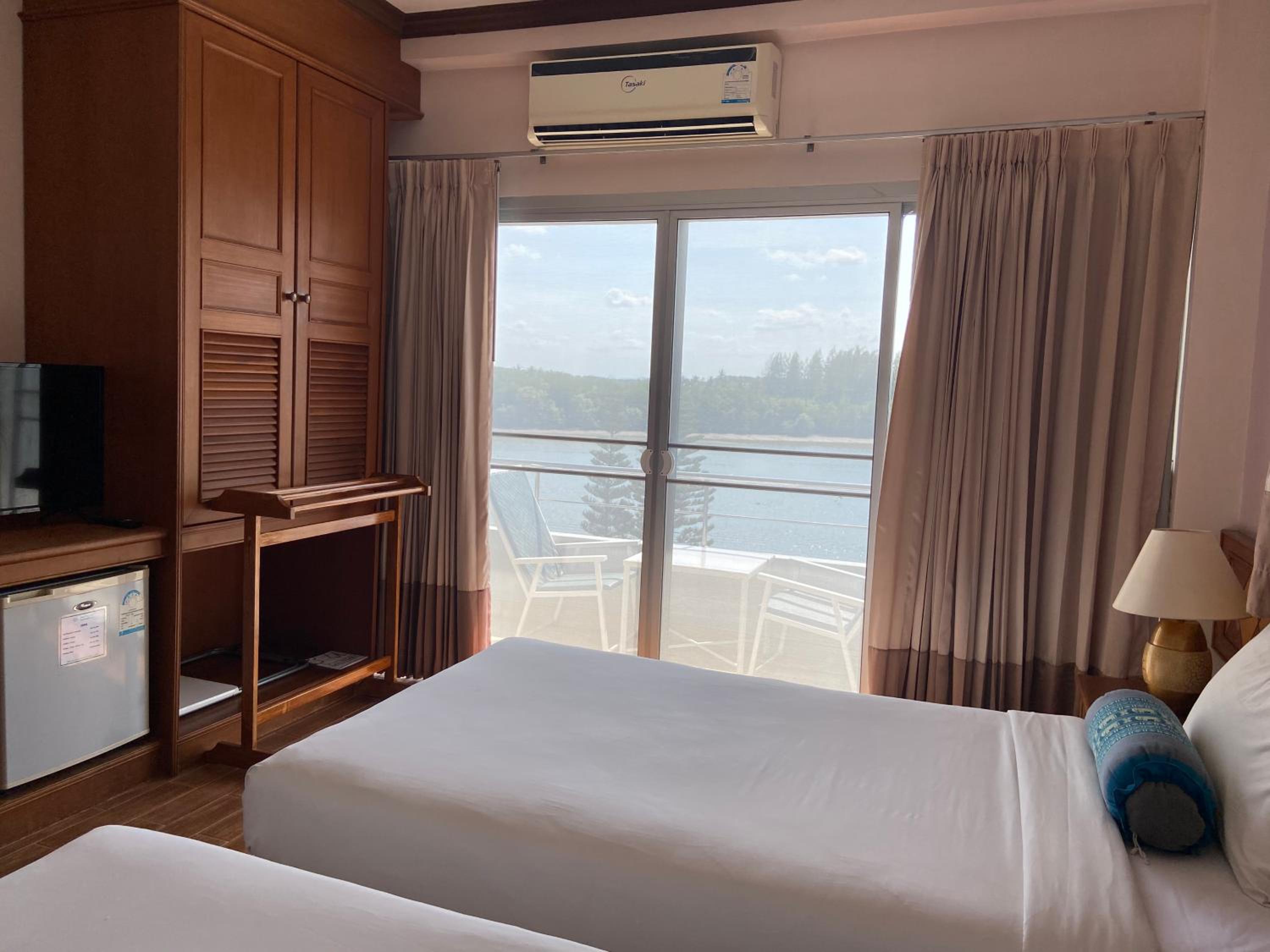 Twin Room with Sea View - Photo 3