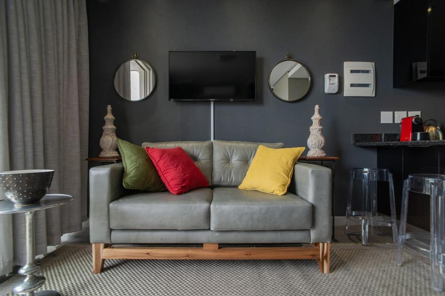 Studio - Photo 2