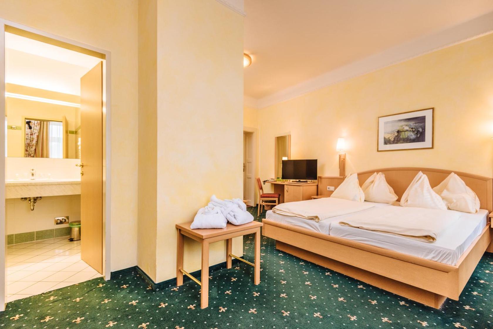 Deluxe Double Room - Photo 16