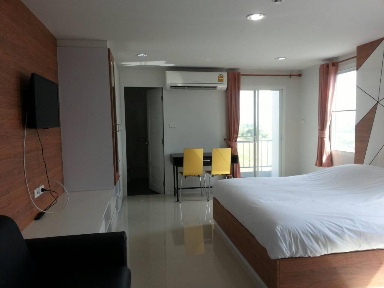 Double Room with Private Bathroom - Photo 10
