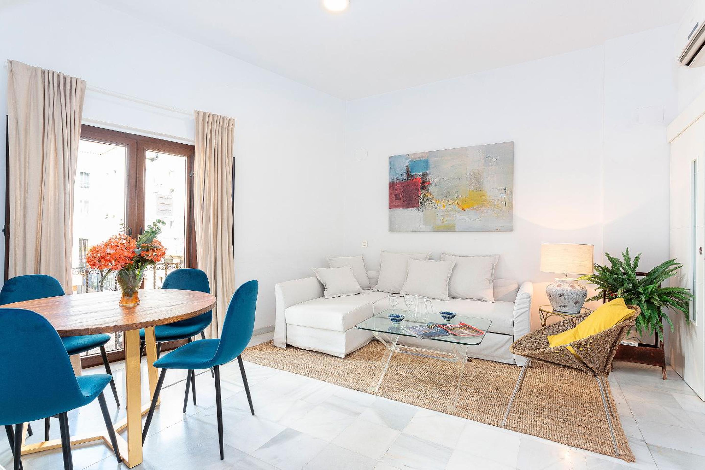 Apartamento de tres habitaciones con terraza.