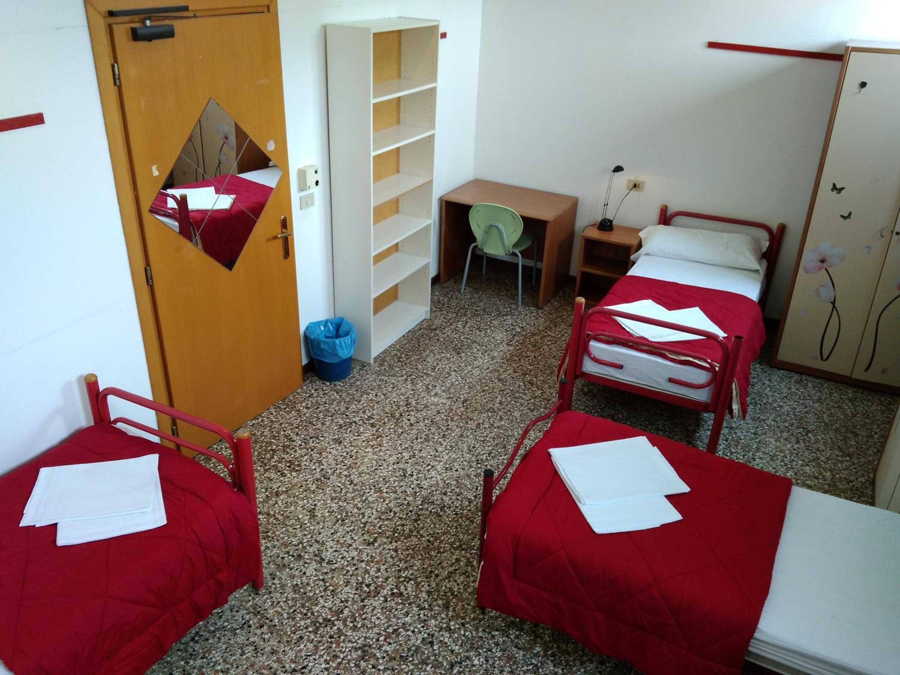 Basic Triple Room with Shared Bathroom photo 1