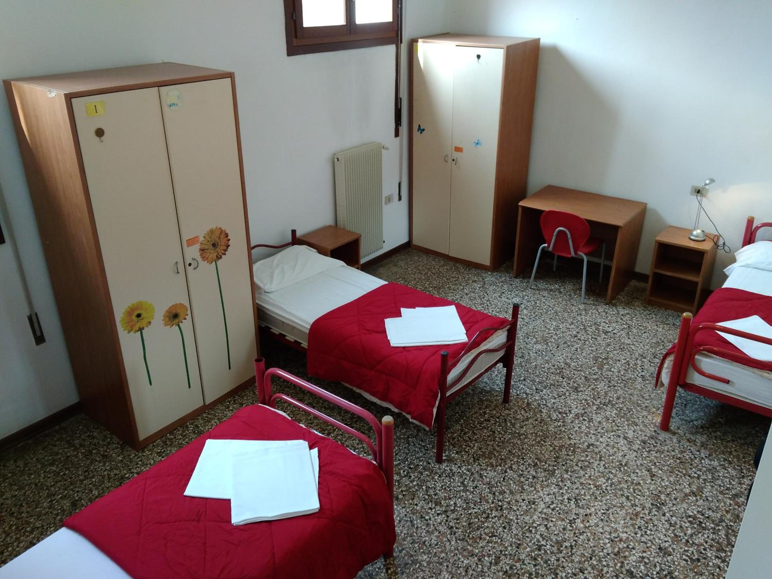 Basic Triple Room with Shared Bathroom photo 3