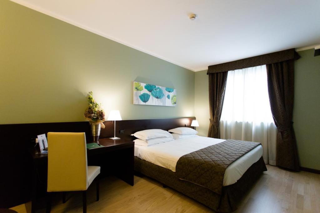 Large Twin Room - Photo 1